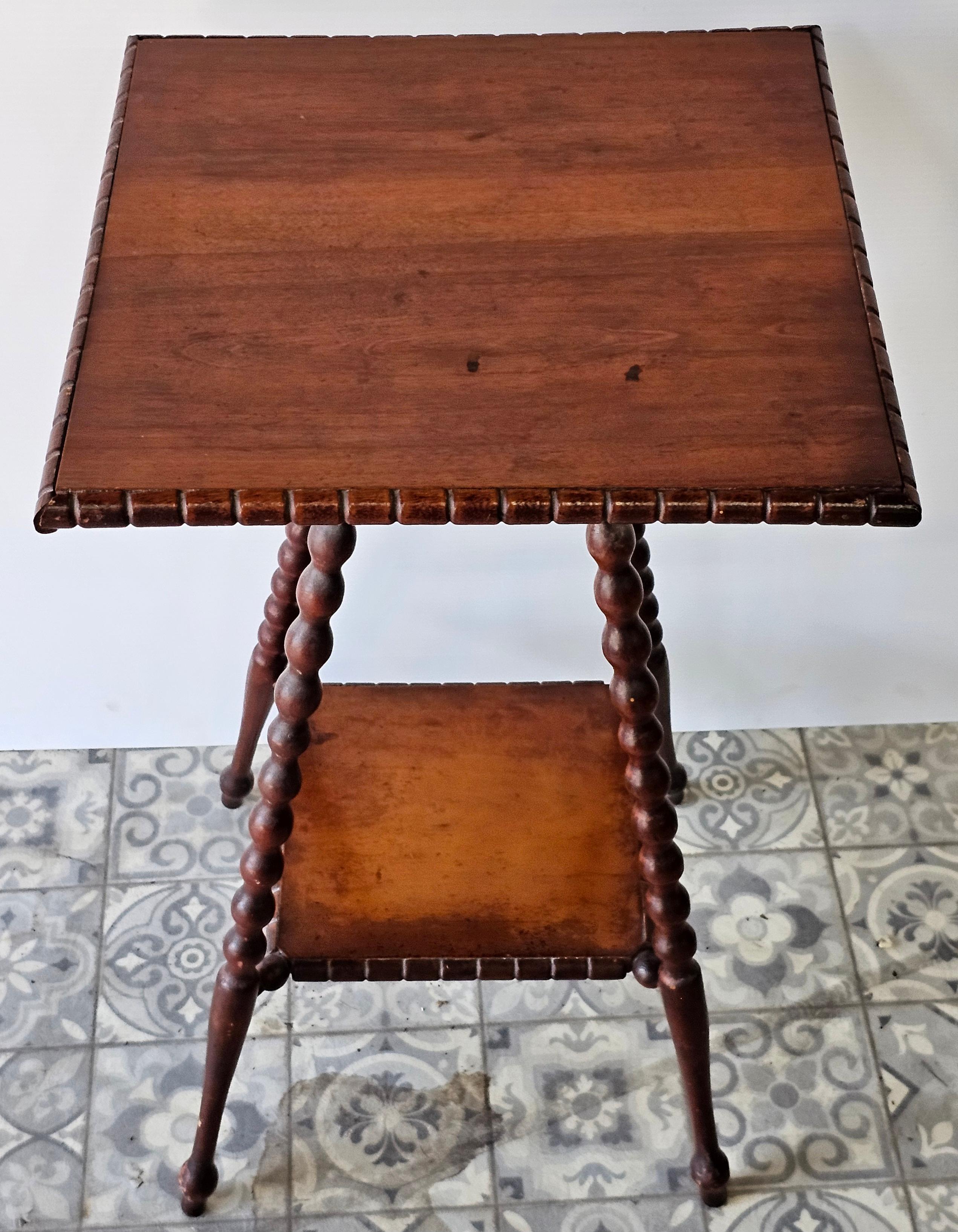 Mesa de salón / auxiliar victoriana con patas torneadas de bolillos en Bueno estado para la venta en Germantown, MD