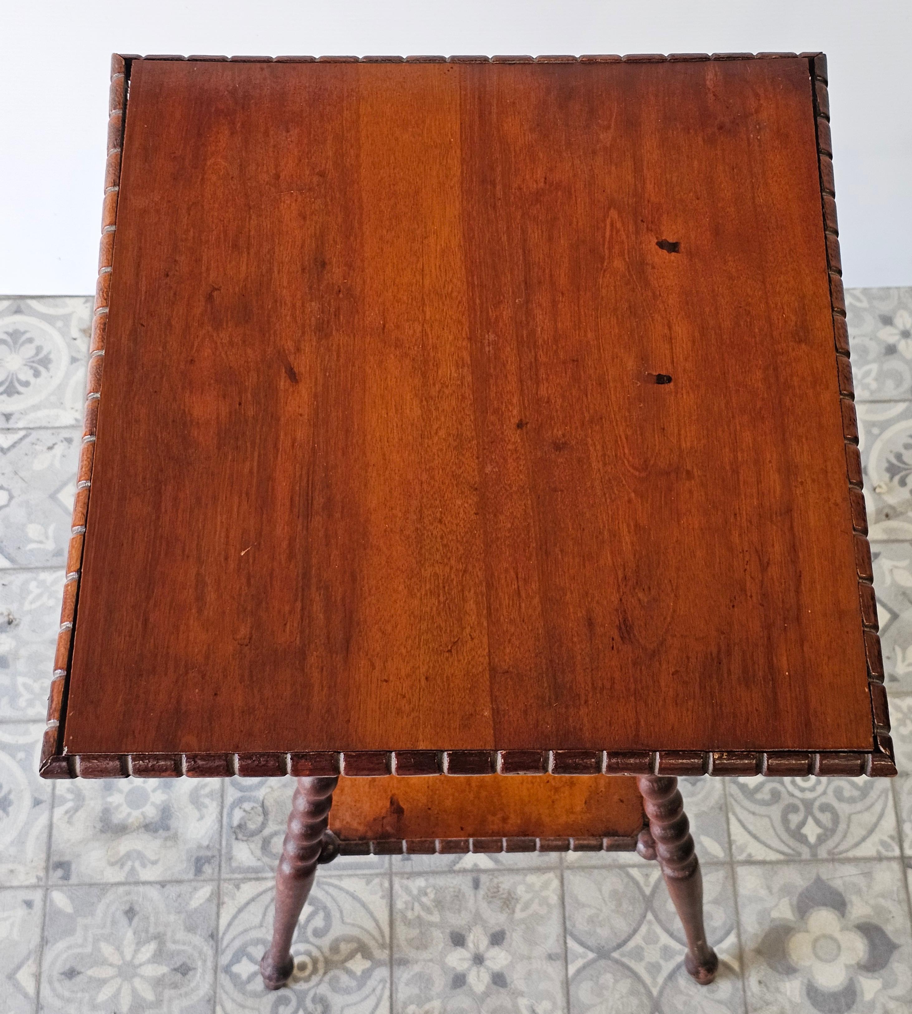 Mesa de salón / auxiliar victoriana con patas torneadas de bolillos siglo XIX en venta
