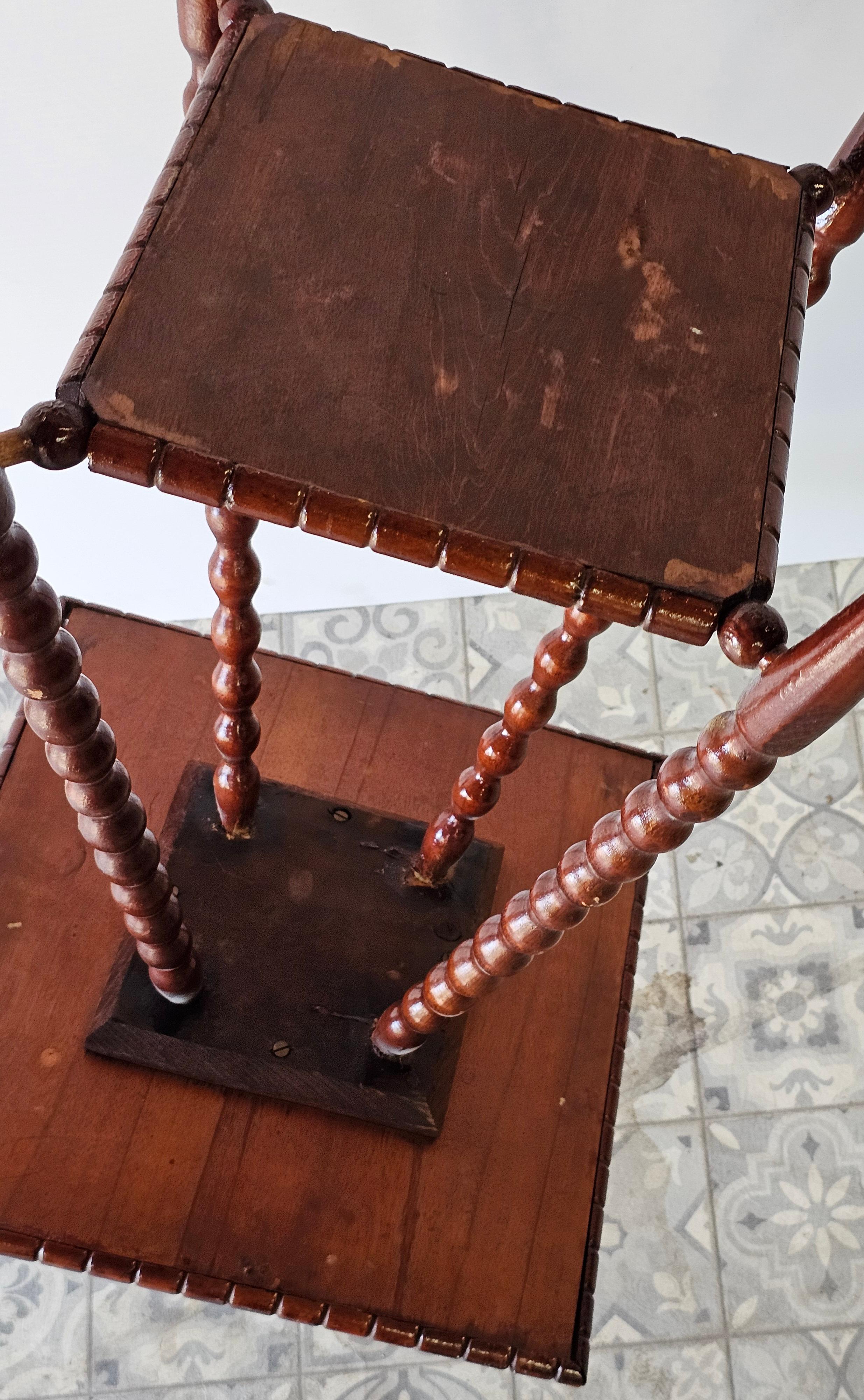 Mesa de salón / auxiliar victoriana con patas torneadas de bolillos en venta 1