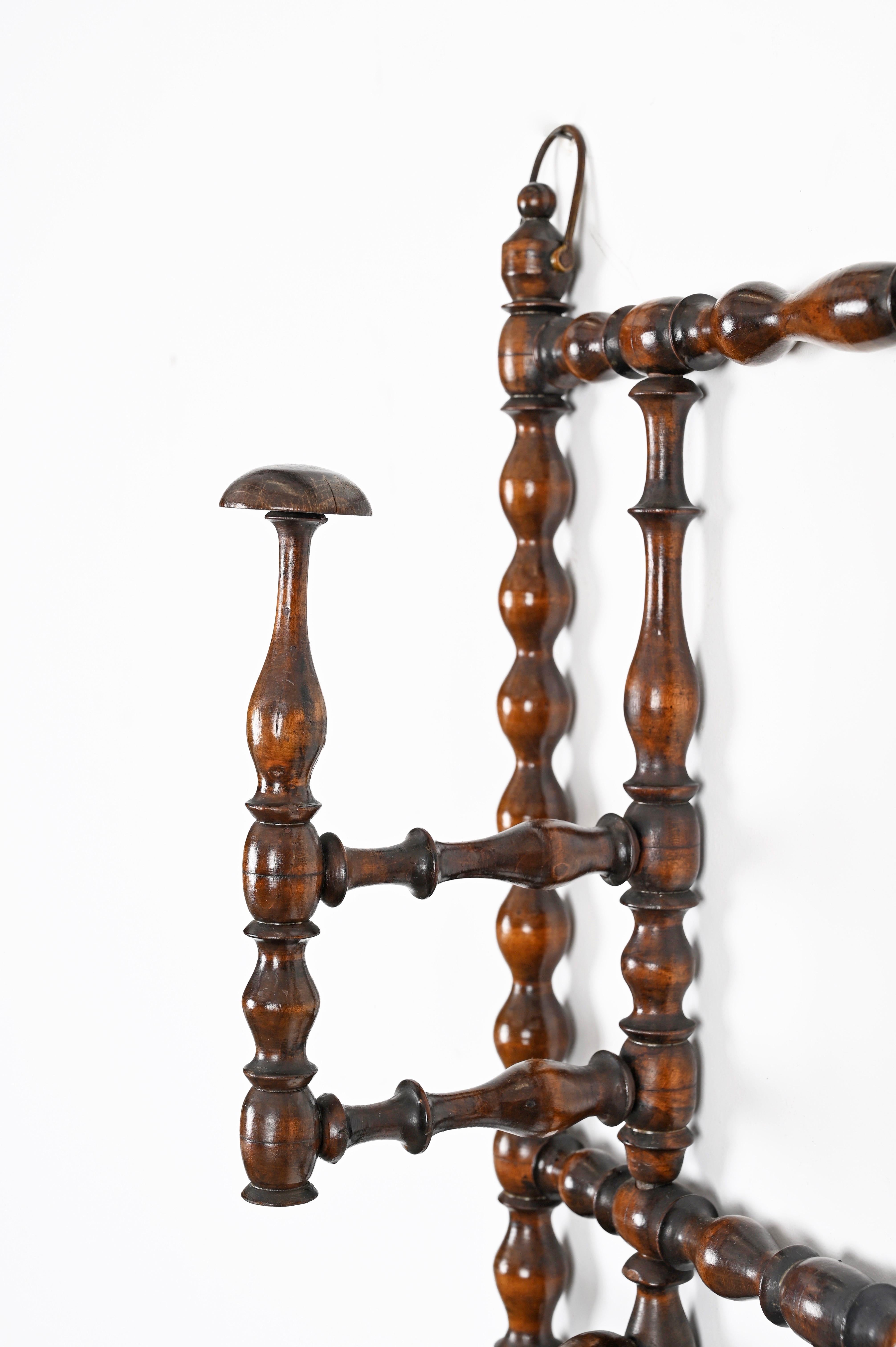 Victorian Bobbin-Turned Walnut Adjustable Coat Rack, England, Early 1900 In Good Condition For Sale In Roma, IT