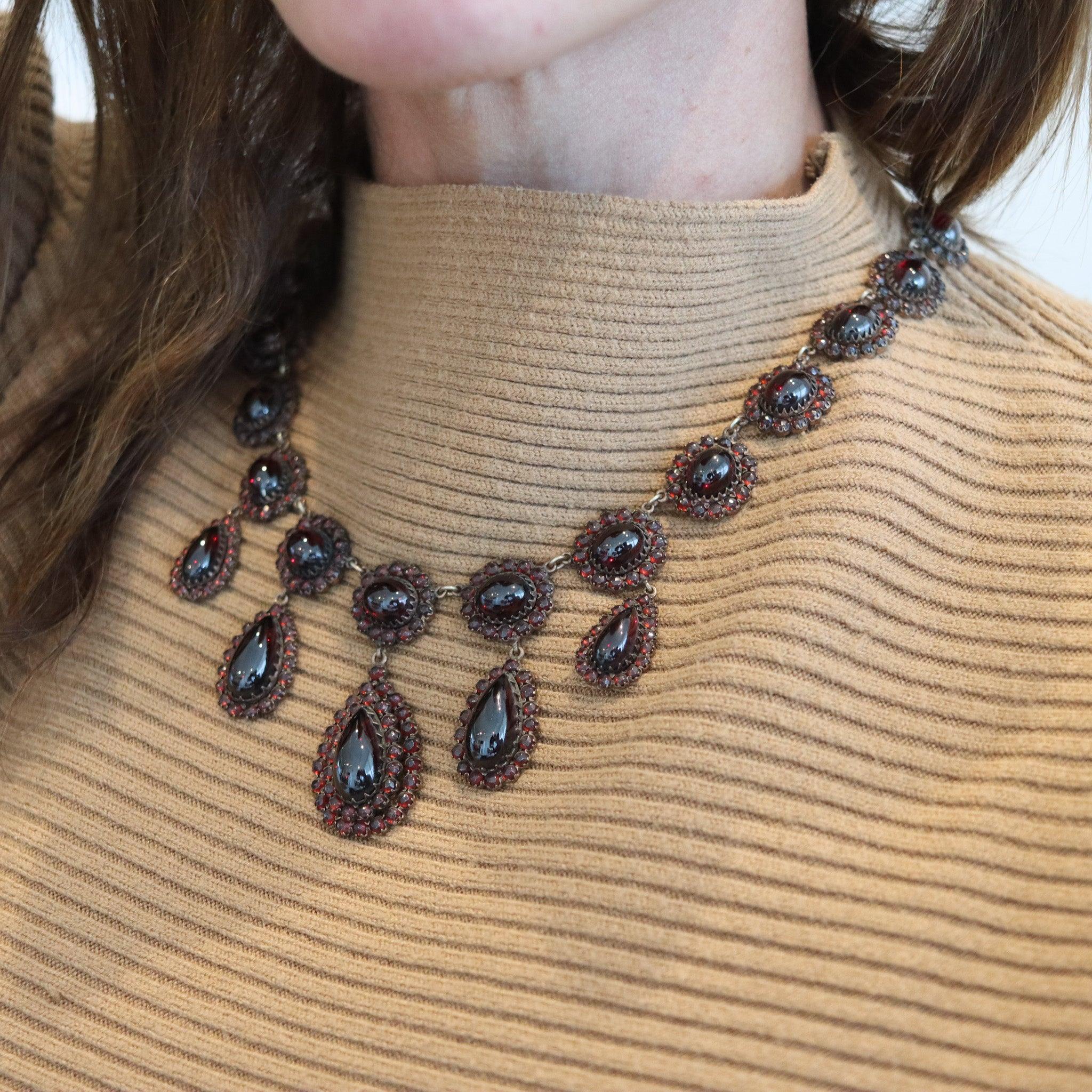 Großes viktorianisches Girlandencollier mit böhmischen roten Granaten.

Dies ist eine fabelhafte und seltene antike Girlande böhmischen Halskette in England während der späten viktorianischen Ära, zurück in den 1880er Jahren erstellt. Die