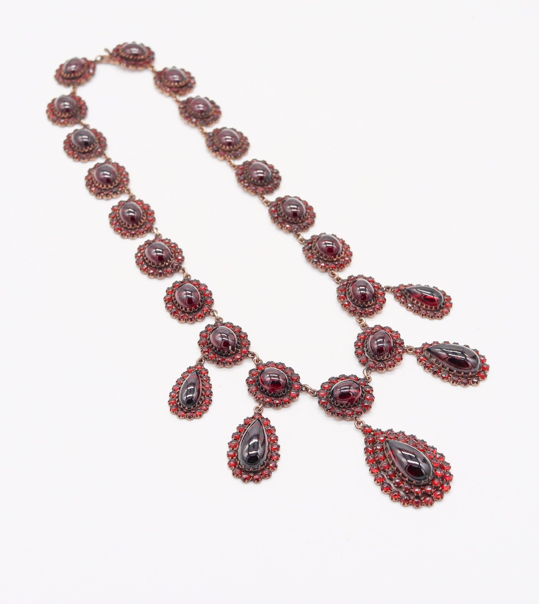 VICTORIAN Bohemian 1880 Gilt Festoon Necklace With 112.90 Ctw In Natural Garnets (Spätviktorianisch) im Angebot