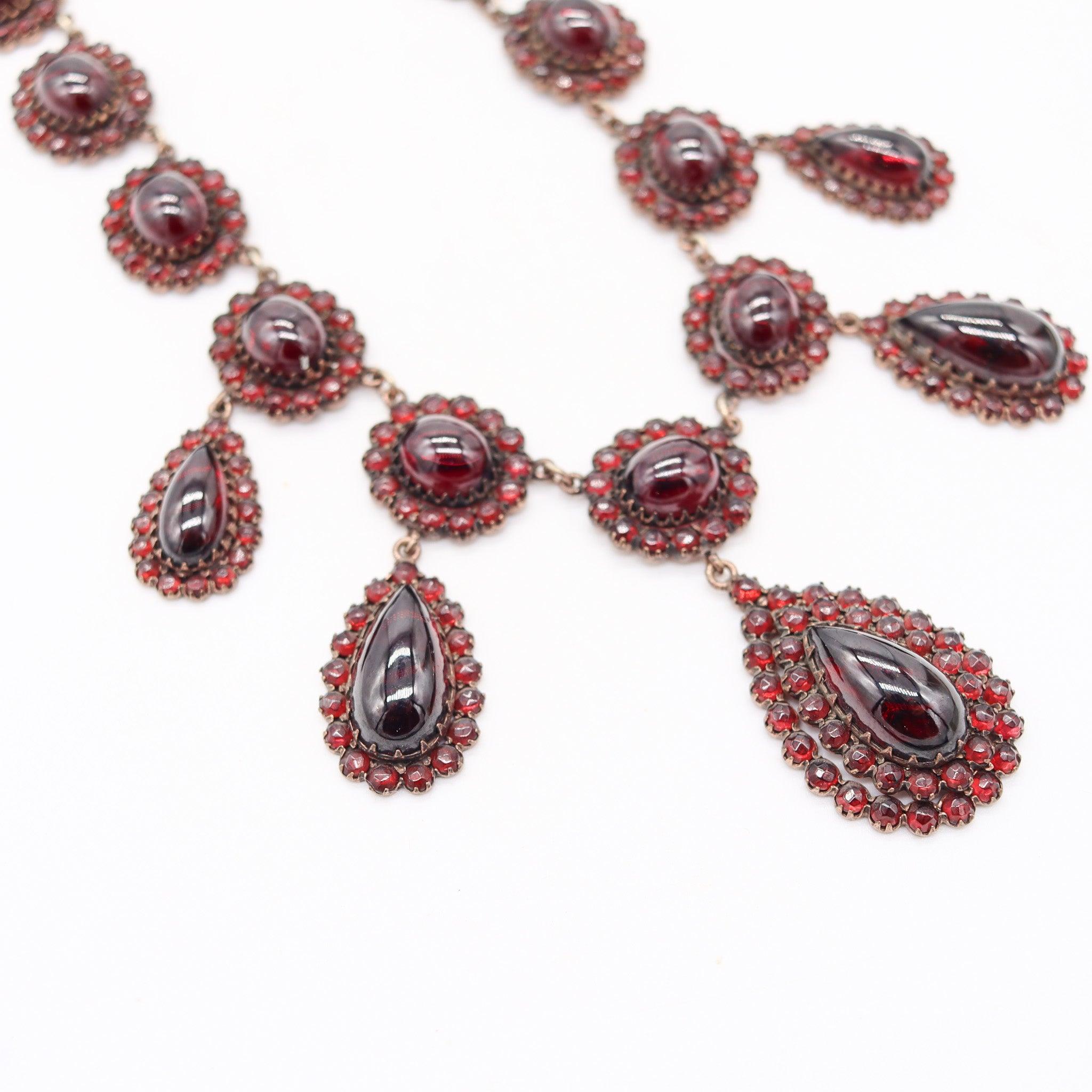 VICTORIAN Bohemian 1880 Gilt Festoon Necklace With 112.90 Ctw In Natural Garnets im Zustand „Hervorragend“ im Angebot in Miami, FL