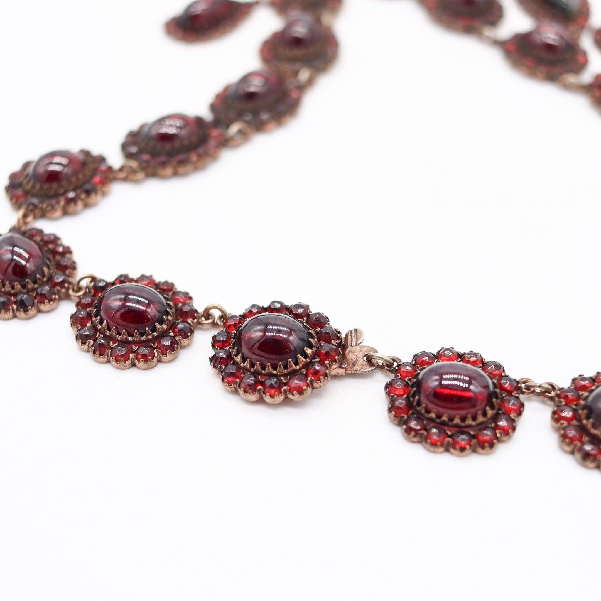 VICTORIAN Bohemian 1880 Gilt Festoon Necklace With 112.90 Ctw In Natural Garnets Damen im Angebot