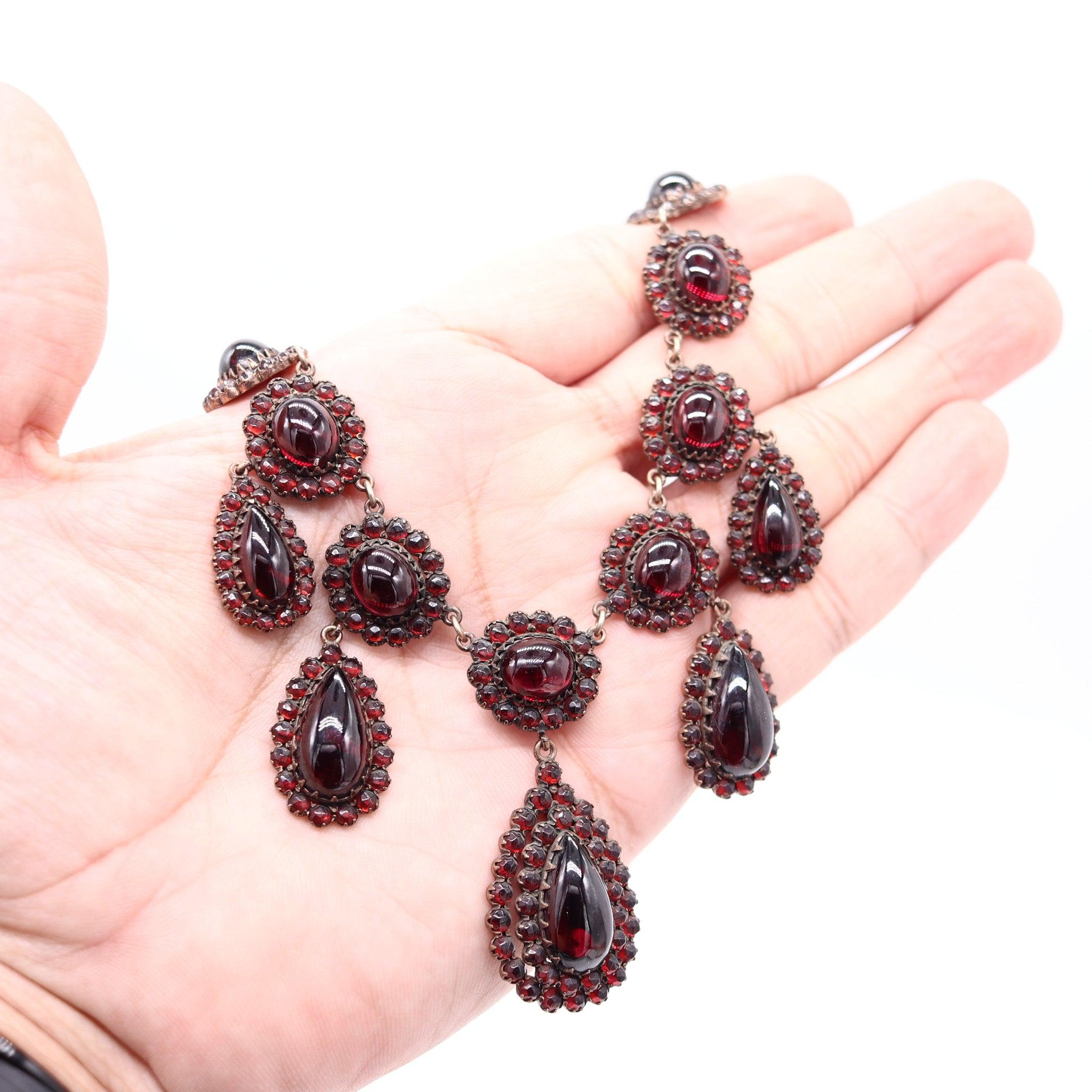 VICTORIAN Bohemian 1880 Gilt Festoon Necklace With 112.90 Ctw In Natural Garnets im Angebot 3