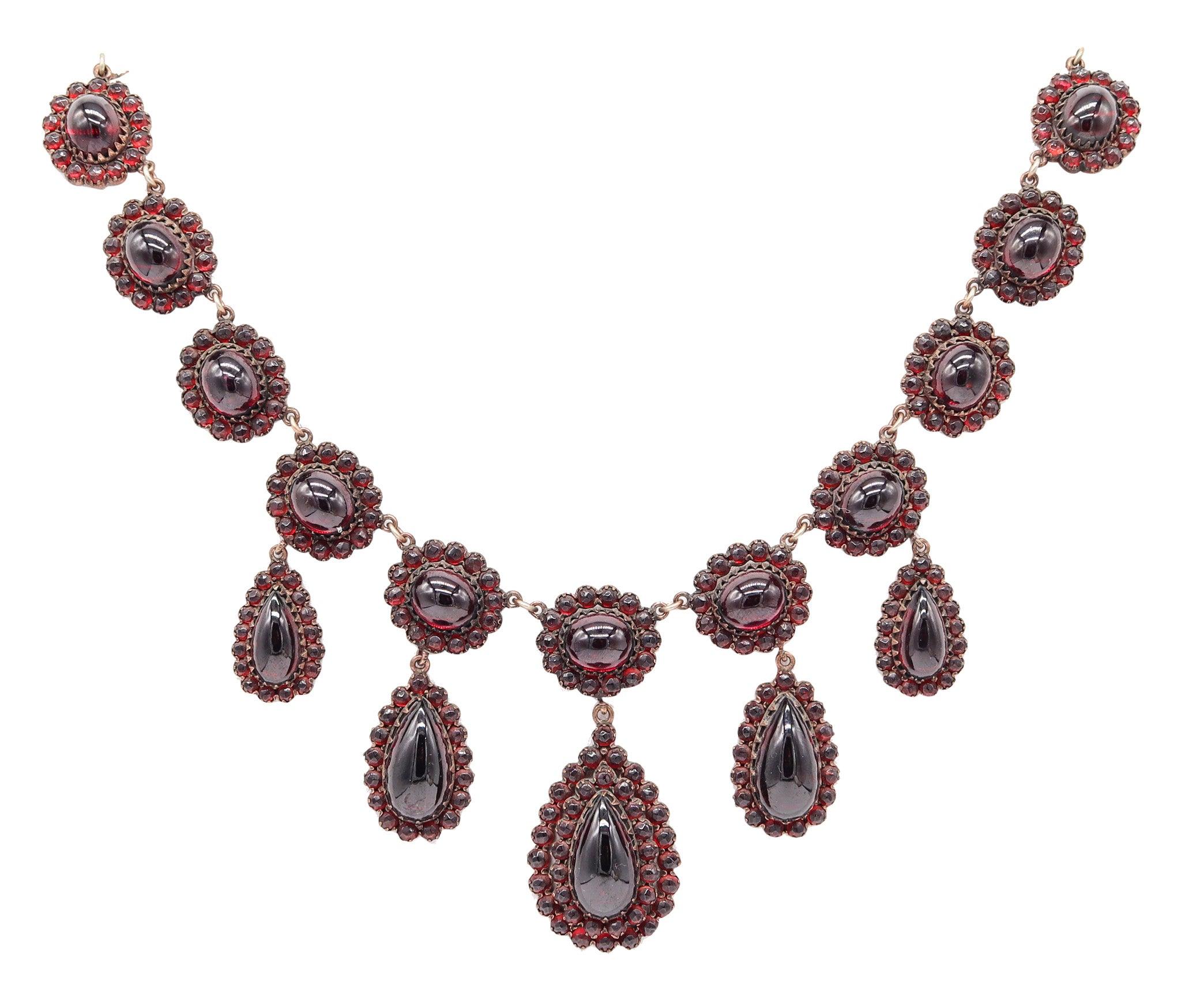 VICTORIAN Bohemian 1880 Gilt Festoon Necklace With 112.90 Ctw In Natural Garnets im Angebot