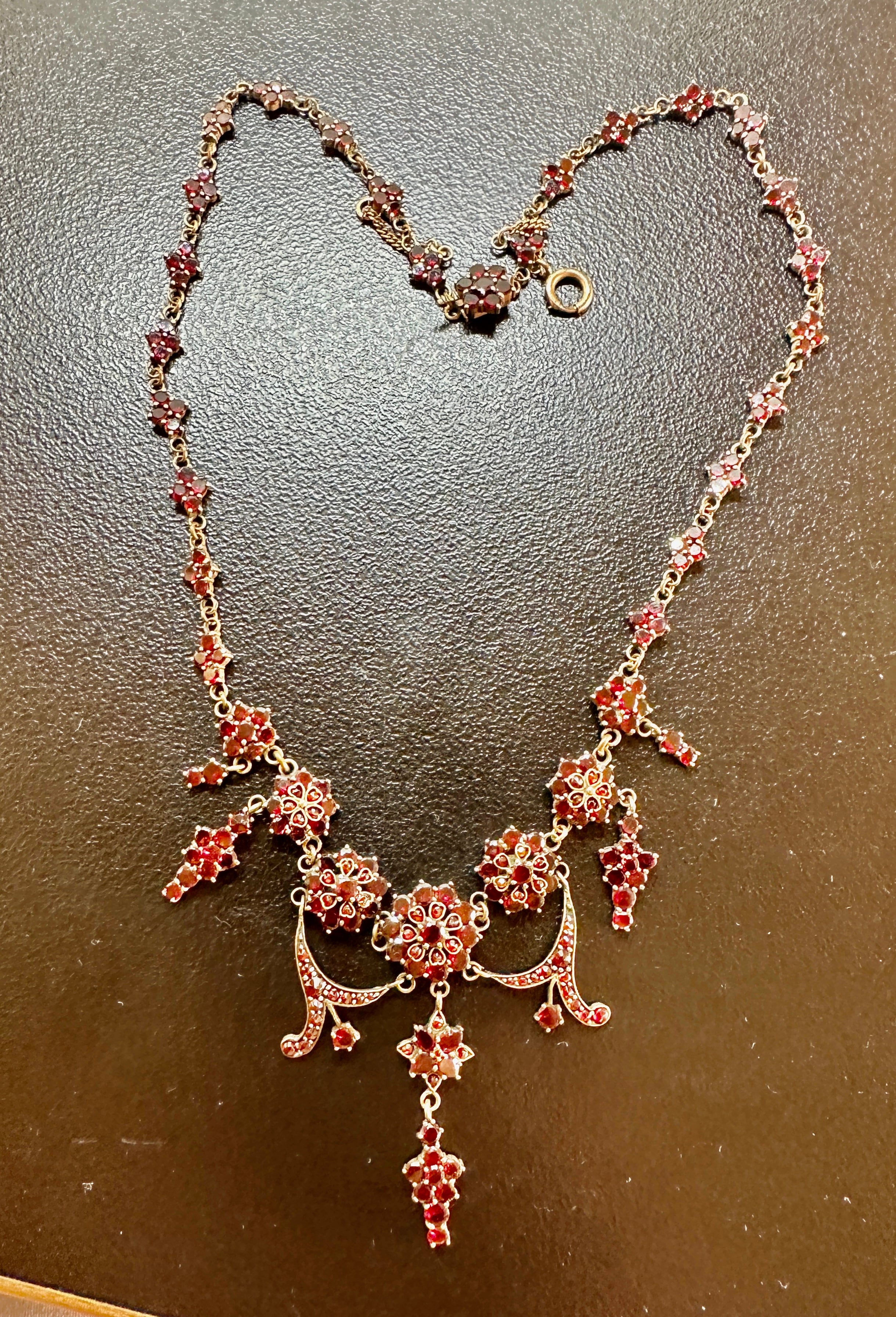Belle Époque Victorian Bohemian Garnet Festoon Necklace Flat Cut Garnets Belle Epoque Hearts For Sale