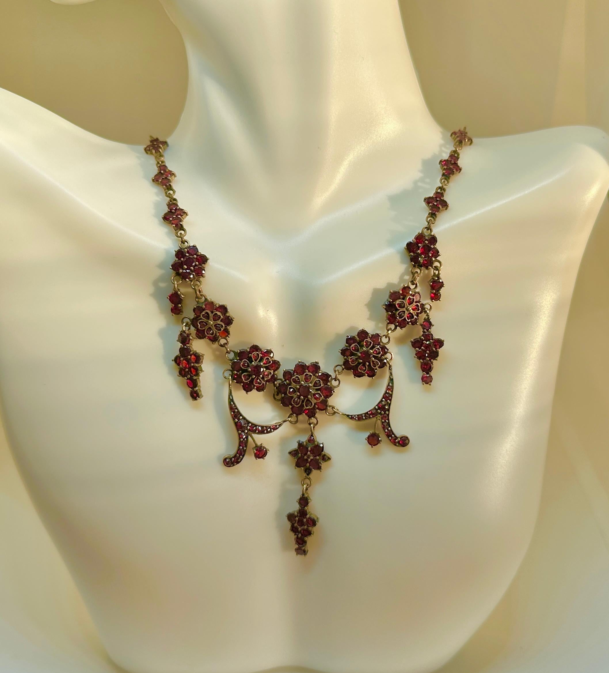 Victorian Bohemian Garnet Festoon Necklace Flat Cut Garnets Belle Epoque Hearts In Excellent Condition For Sale In New York, NY