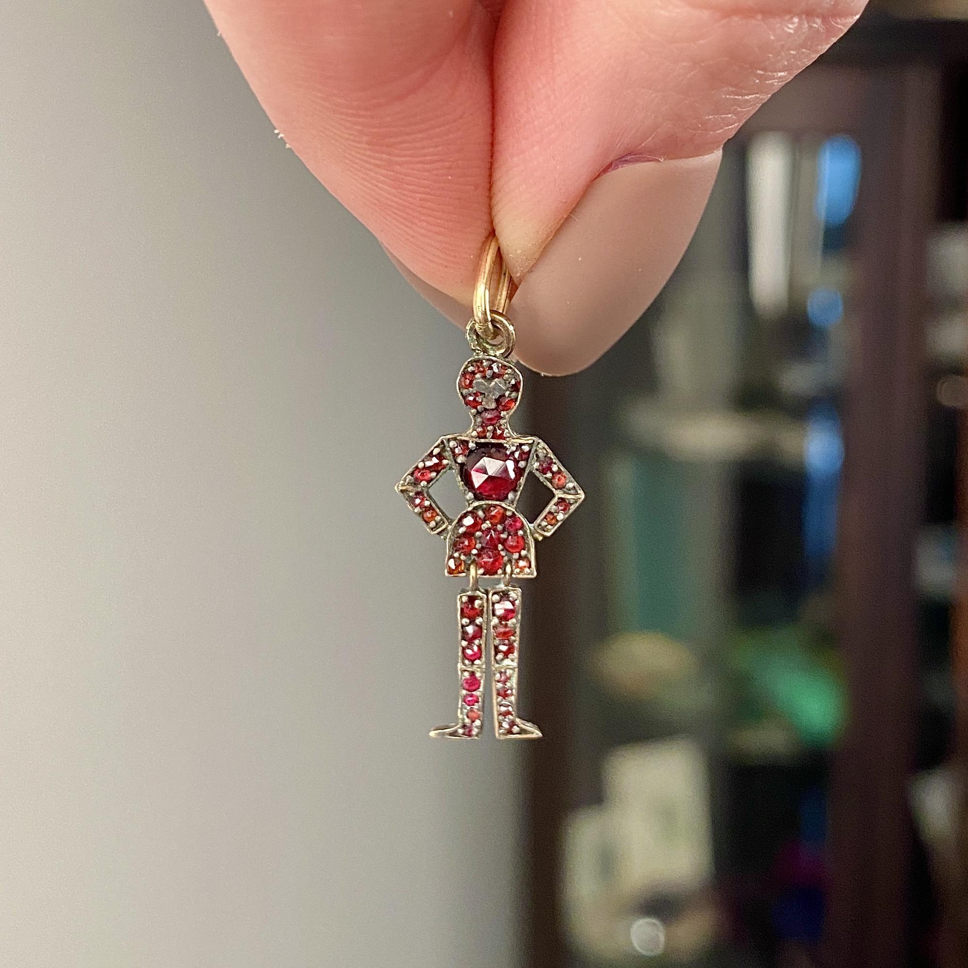 Charm vittoriano per persona in granato di Boemia In condizioni buone in vendita a Lewisburg, PA