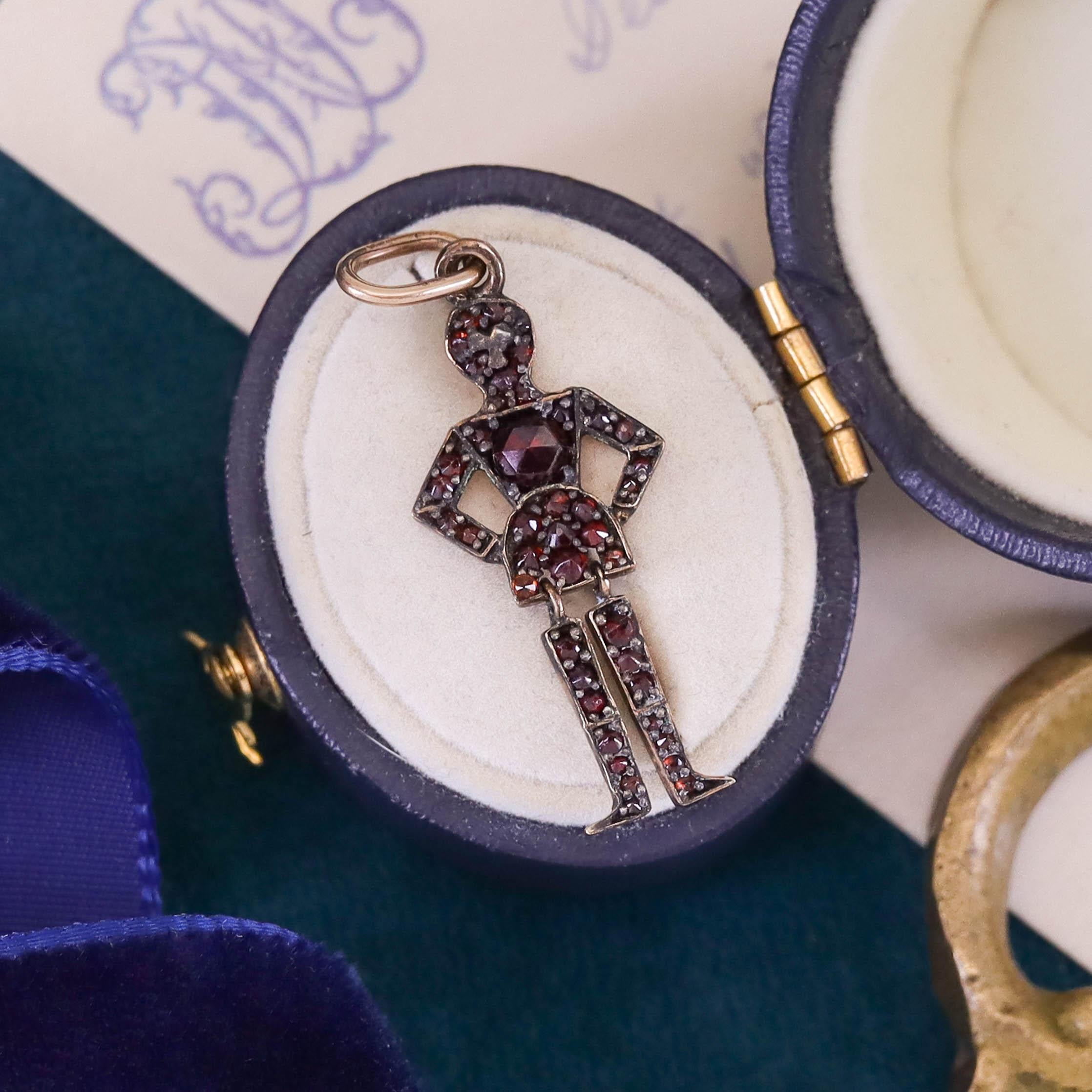 Charm vittoriano per persona in granato di Boemia in vendita 1