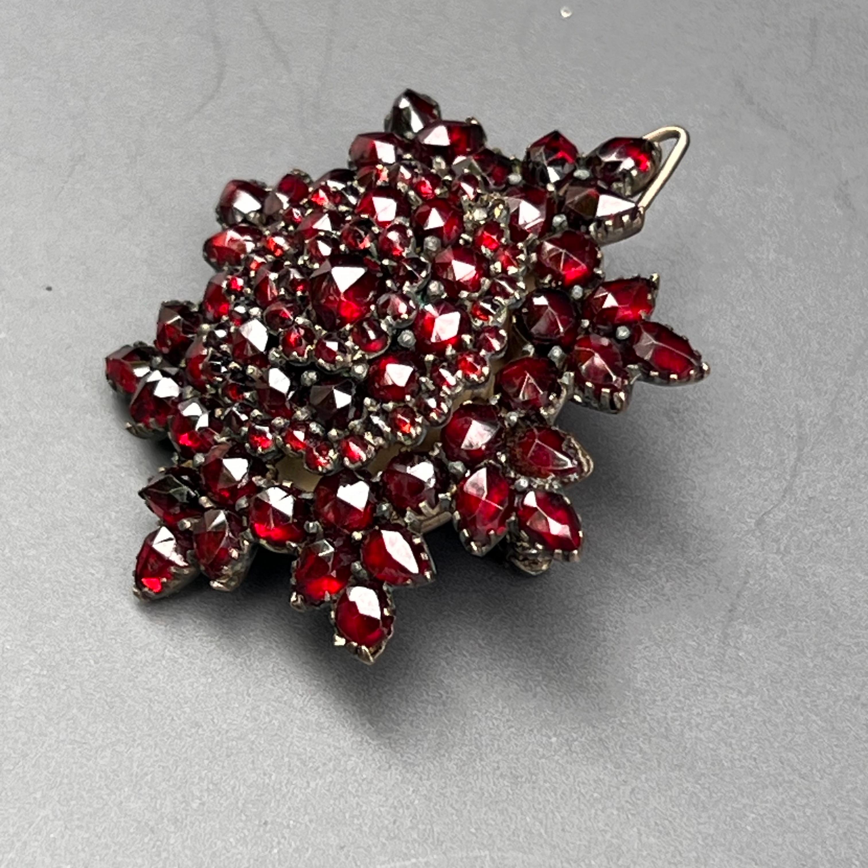 Ciondolo a forma di stella di granato vittoriano Bohemien Collana Spilla in vendita 6