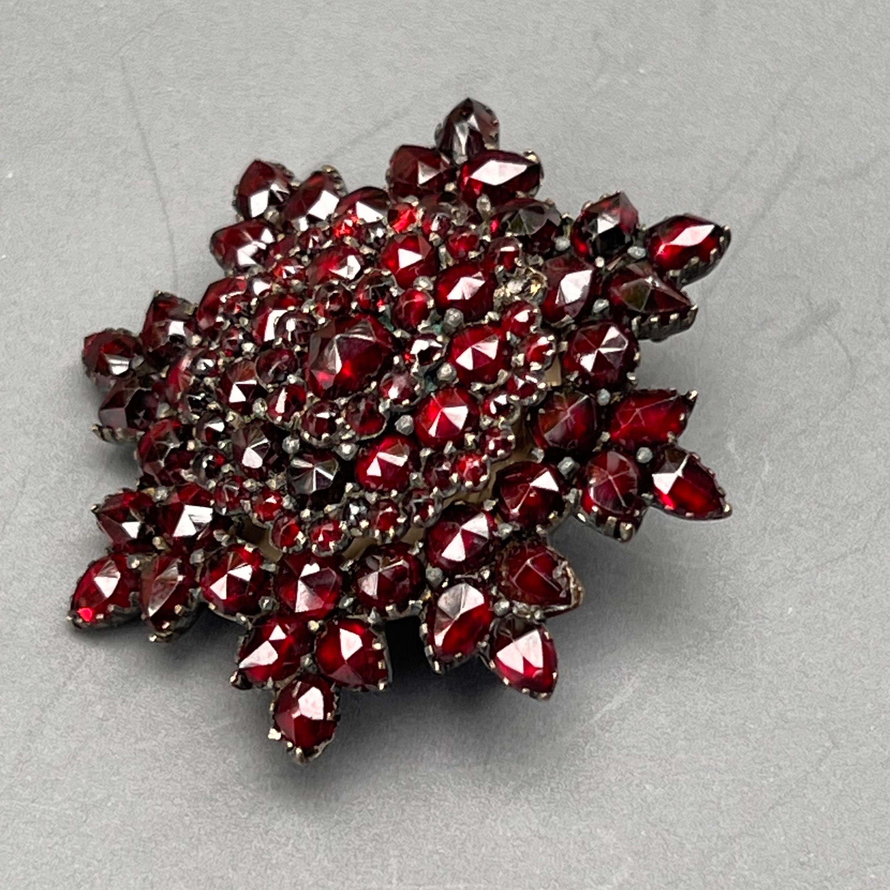 Taglio rotondo Ciondolo a forma di stella di granato vittoriano Bohemien Collana Spilla in vendita