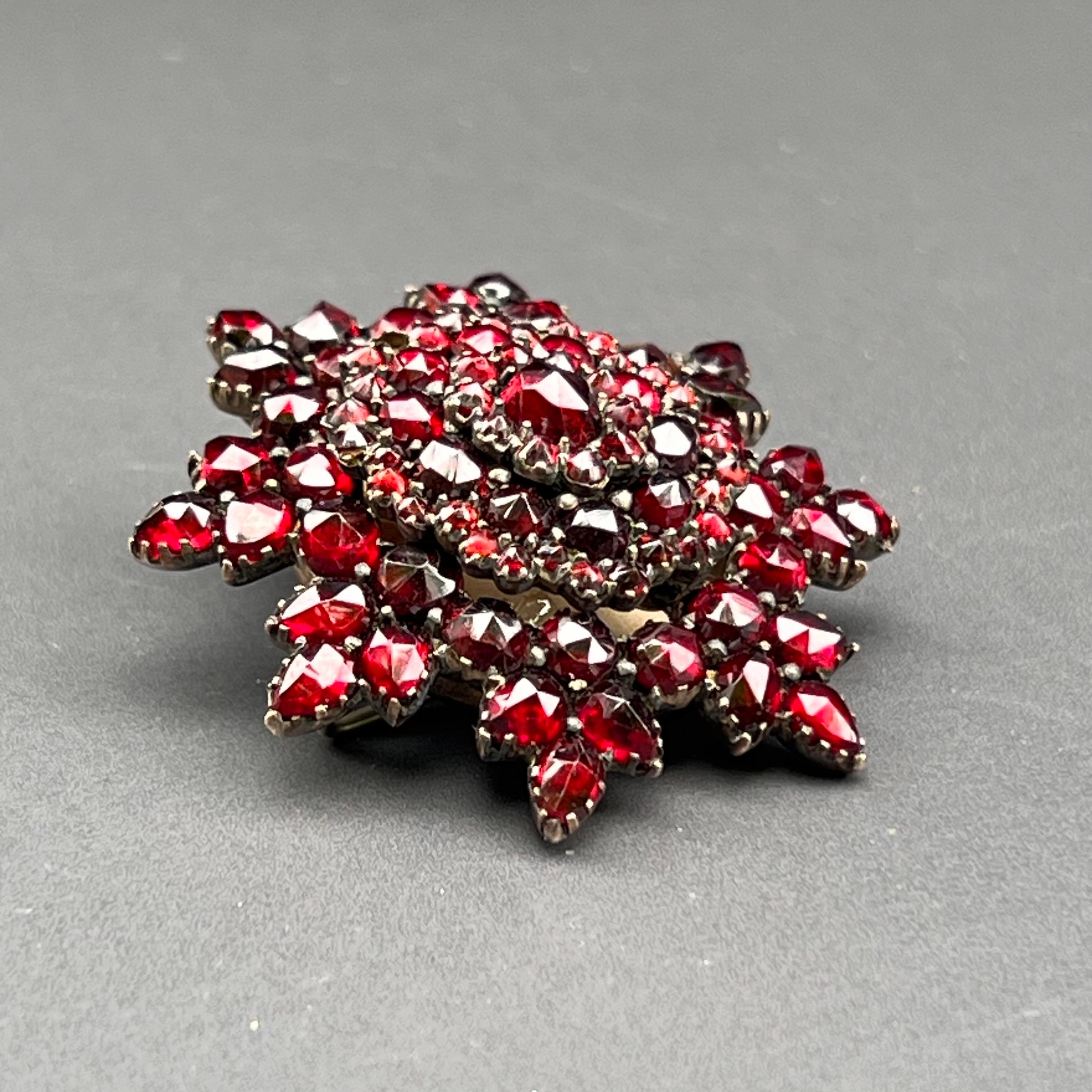 Ciondolo a forma di stella di granato vittoriano Bohemien Collana Spilla in vendita 2