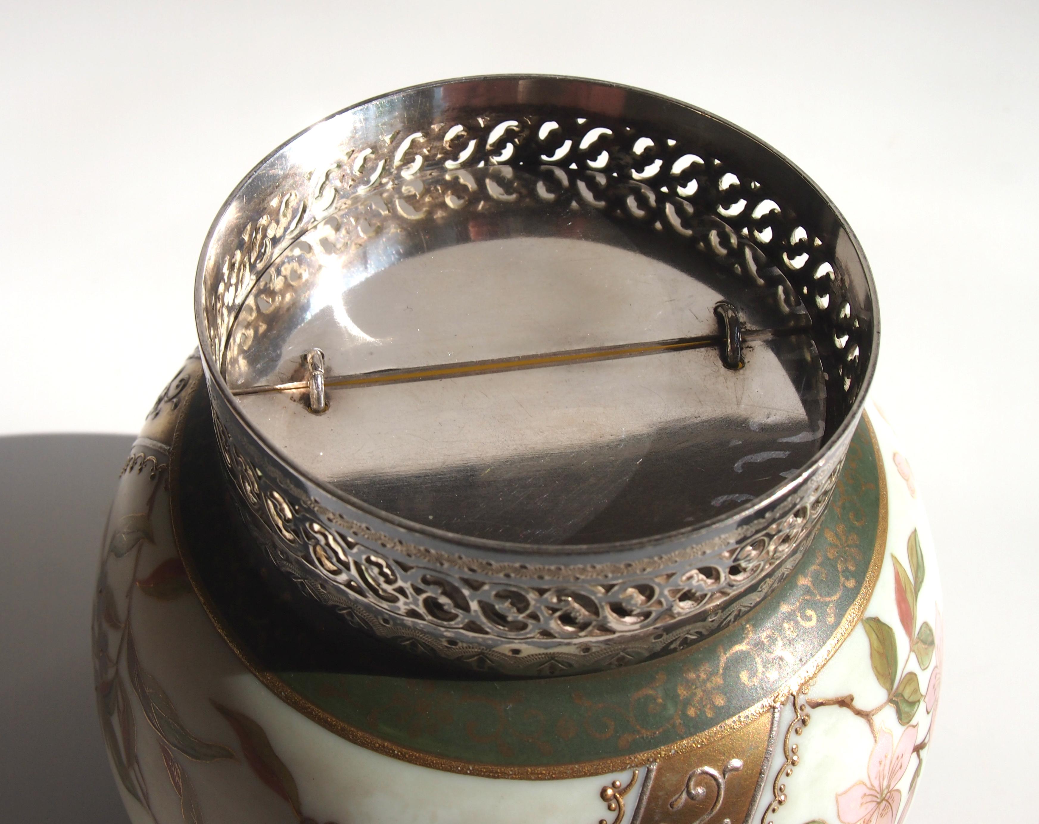 Viktorianischer böhmischer Harrach-Emaille-Glas-Topfhalter mit Metallbeschlägen (Spätes 19. Jahrhundert) im Angebot