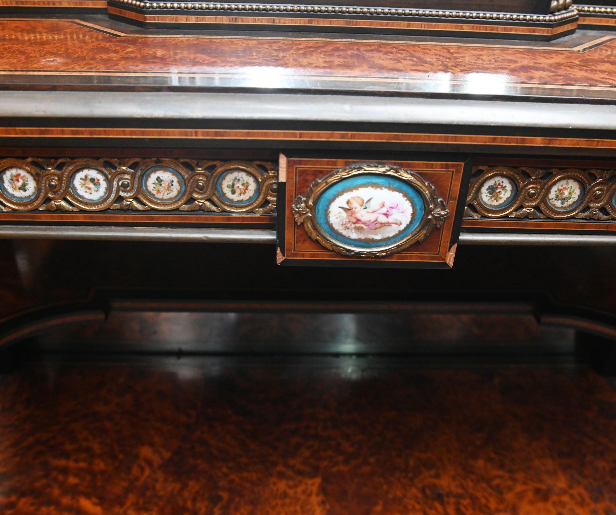 Mesa de escritorio victoriana Bonheur De Jour Amboyna Placas 1860 en venta 4