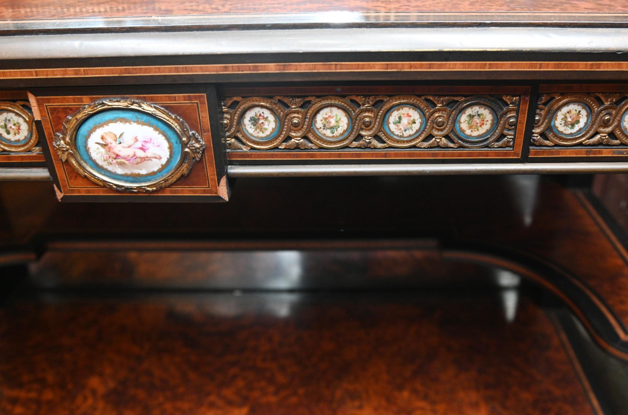 Mesa de escritorio victoriana Bonheur De Jour Amboyna Placas 1860 Mediados del siglo XIX en venta