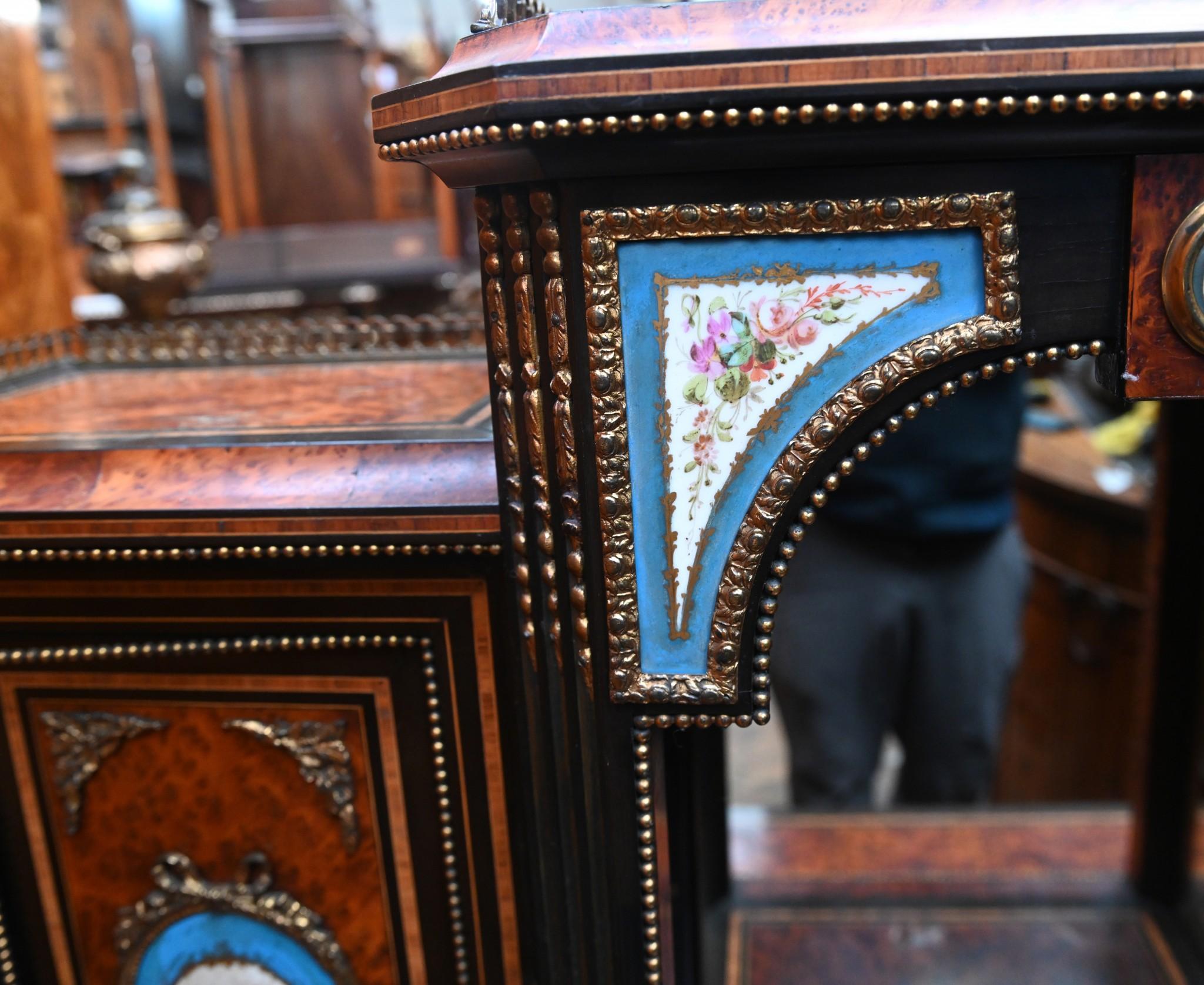 Mesa de escritorio victoriana Bonheur De Jour Amboyna Placas 1860 en venta 1