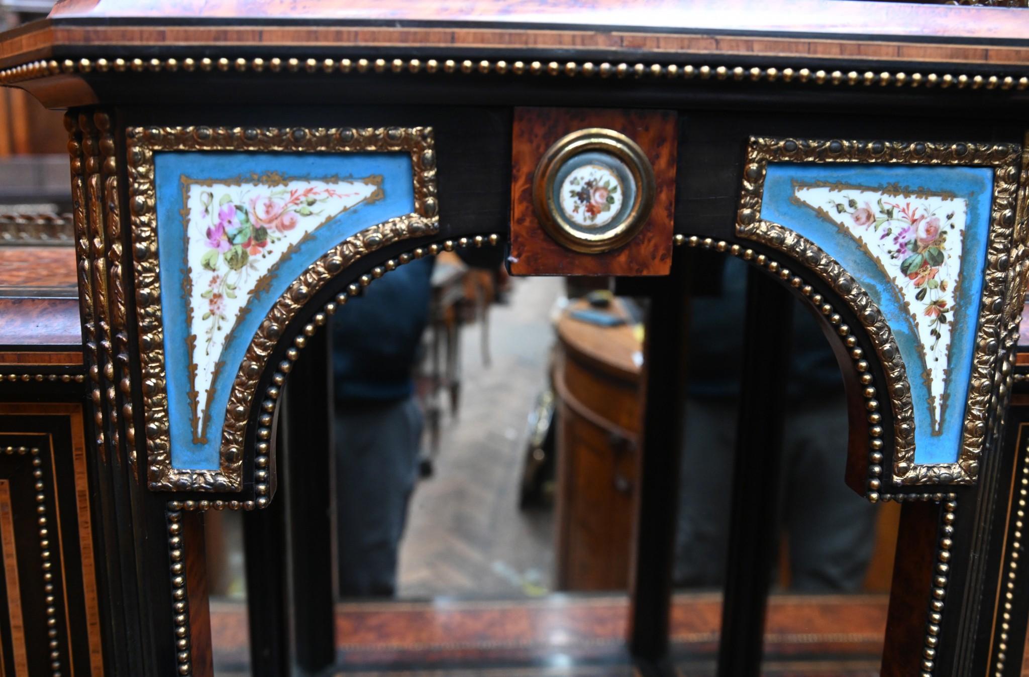 Mesa de escritorio victoriana Bonheur De Jour Amboyna Placas 1860 en venta 2