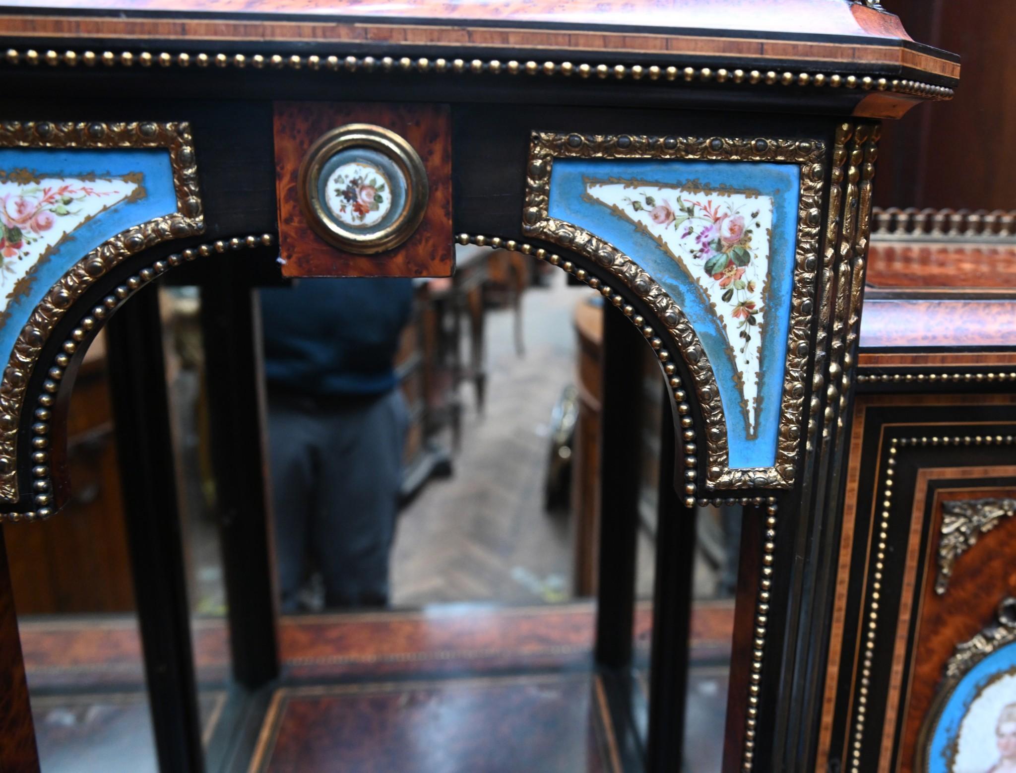 Mesa de escritorio victoriana Bonheur De Jour Amboyna Placas 1860 en venta 3