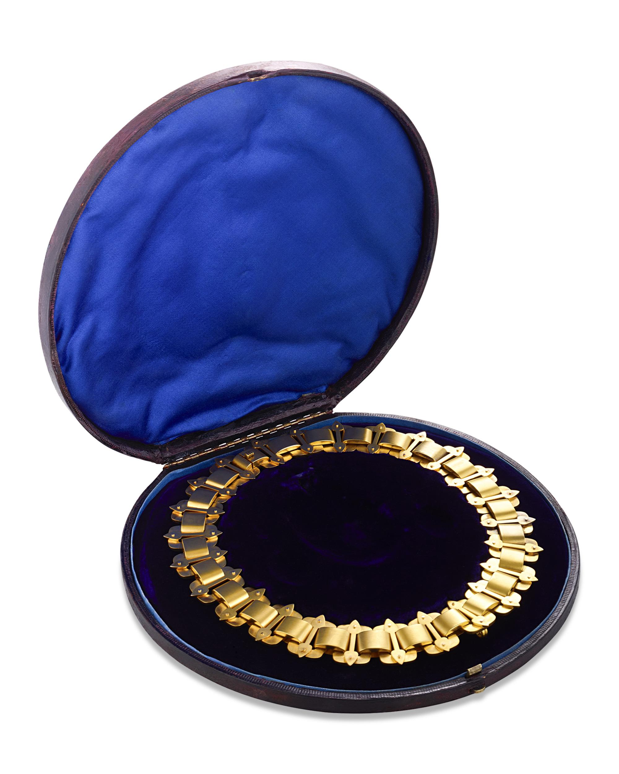 Llamado así por sus característicos eslabones planos que se asemejan a las páginas dobladas de un libro, este collar victoriano de cadena de libro es un exquisito ejemplo del diseño del siglo XIX. La cadena de libros se convirtió en un elemento