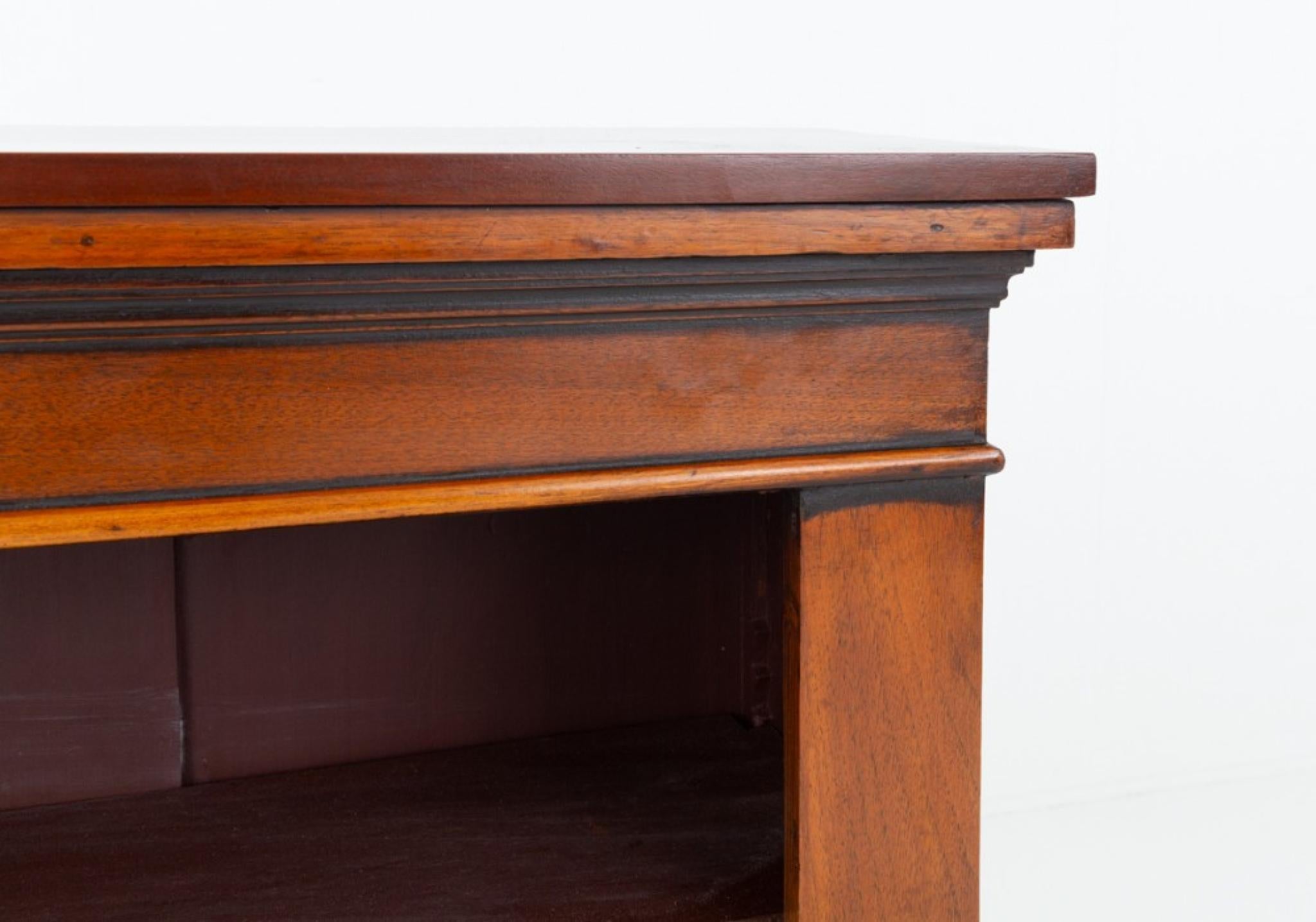 Bibliothèque ouverte victorienne en acajou
Circa 1860
Cette bibliothèque repose sur un socle
Disposant de 3 étagères réglables
La frise supérieure est ornée de moulures décoratives.
Présenté en bon état.
Nous expédions aux quatre coins de la planète