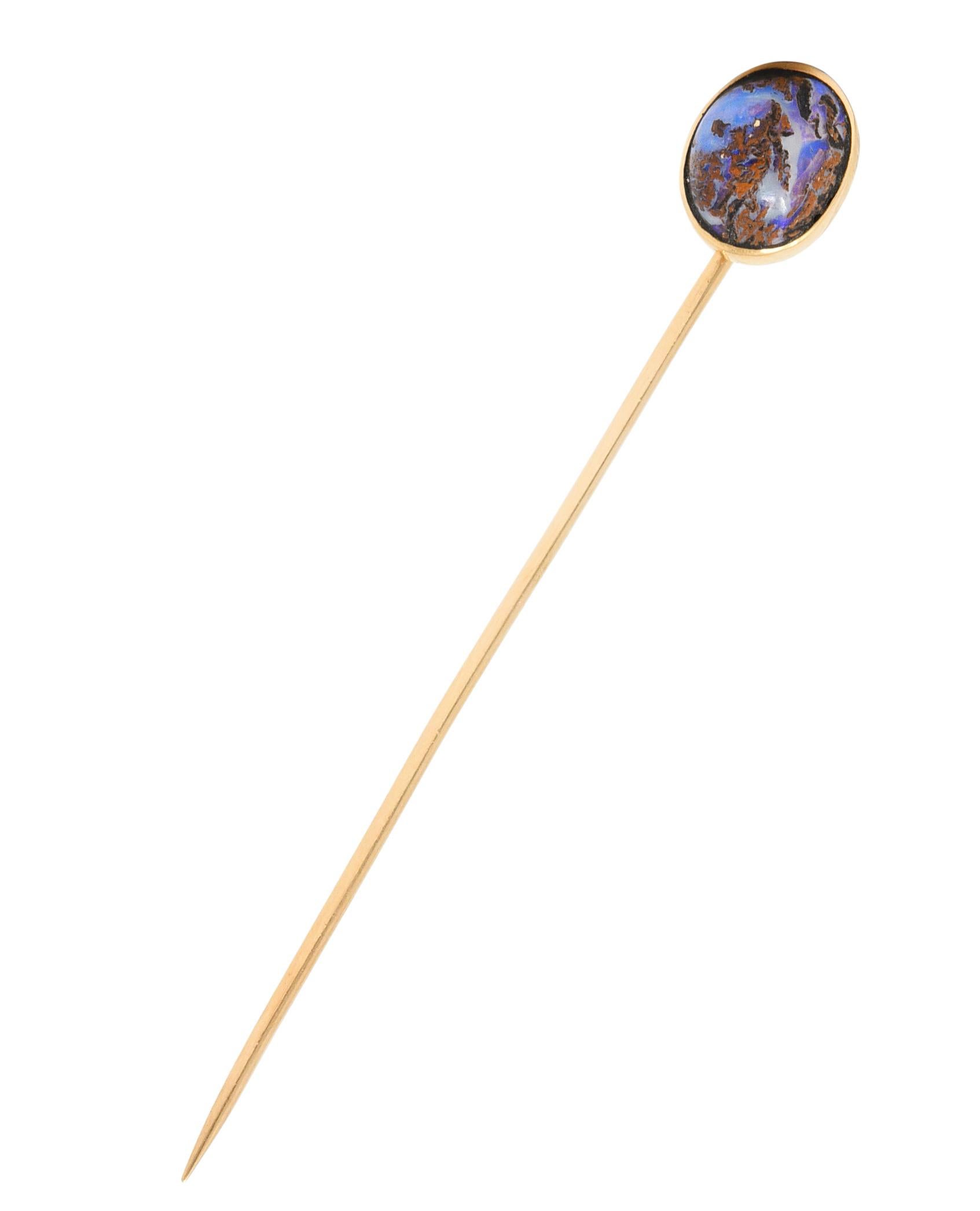 Centrage d'une opale de roche ovale cabochon mesurant environ 10,0 x 8,0 mm

Matrice brune opaque avec des zones d'opale blanche avec un fort jeu de couleurs bleu/violet

Serti dans une lunette en or poli

Testé comme de l'or 14 carats

Circa :