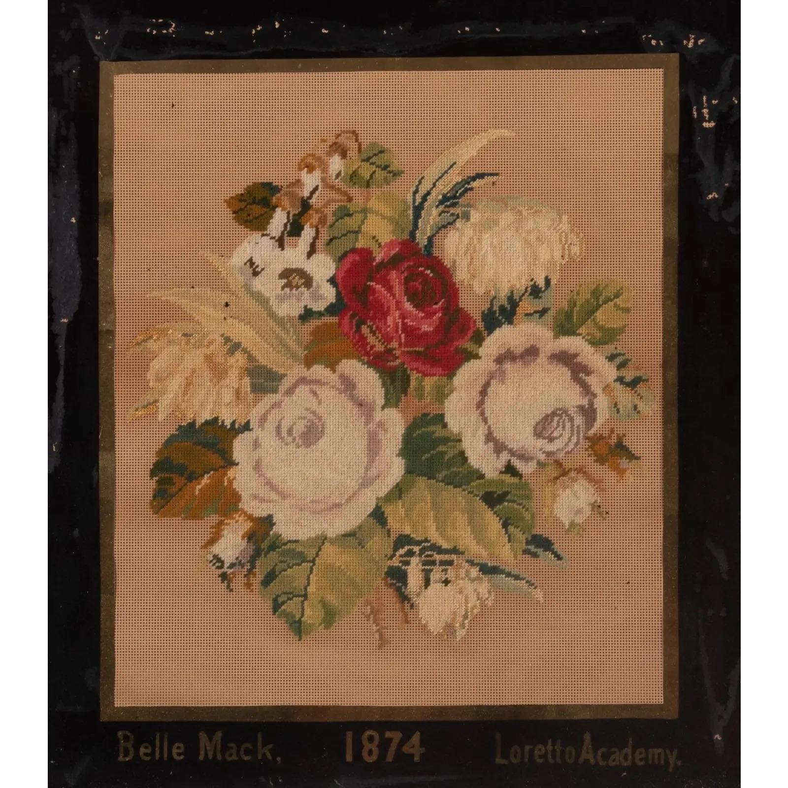 Antico ricamo vittoriano raffigurante un bouquet di rose bianche e rosse e foglie verdi con bordo eglomise incorniciato in una cornice ogee, c. 1874.

Firmato, Belle Mack e Loretto Academy, 1874, dipinto in oro al rovescio su vetro.