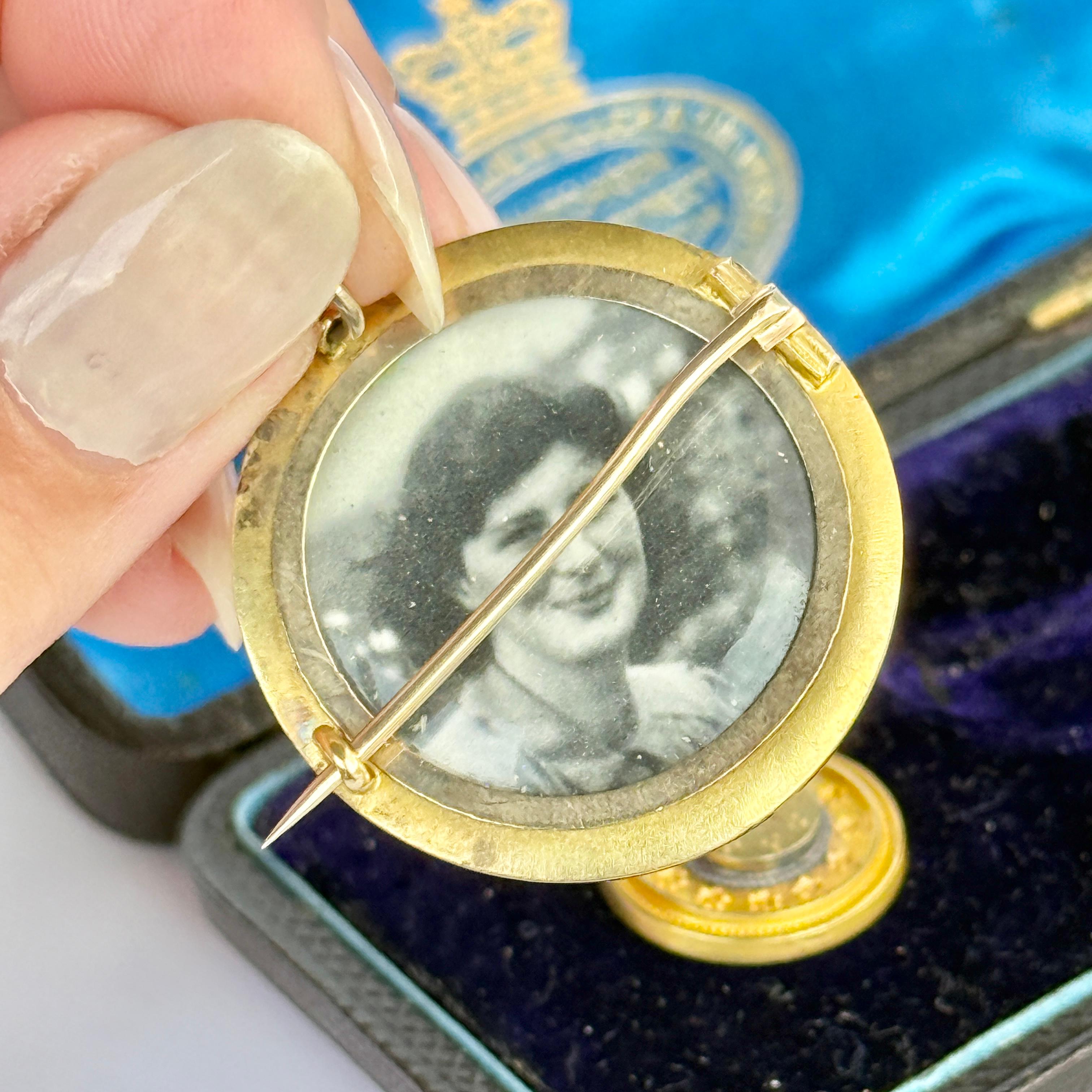 Cette superbe suite se compose de boucles d'oreilles vissées et d'un pendentif qui fait office de broche. Elles sont réalisées en or 9 carats et serties d'un diamant taillé en rose au centre. Livré dans sa boîte d'origine.

Hauteur de l'oreille : 21