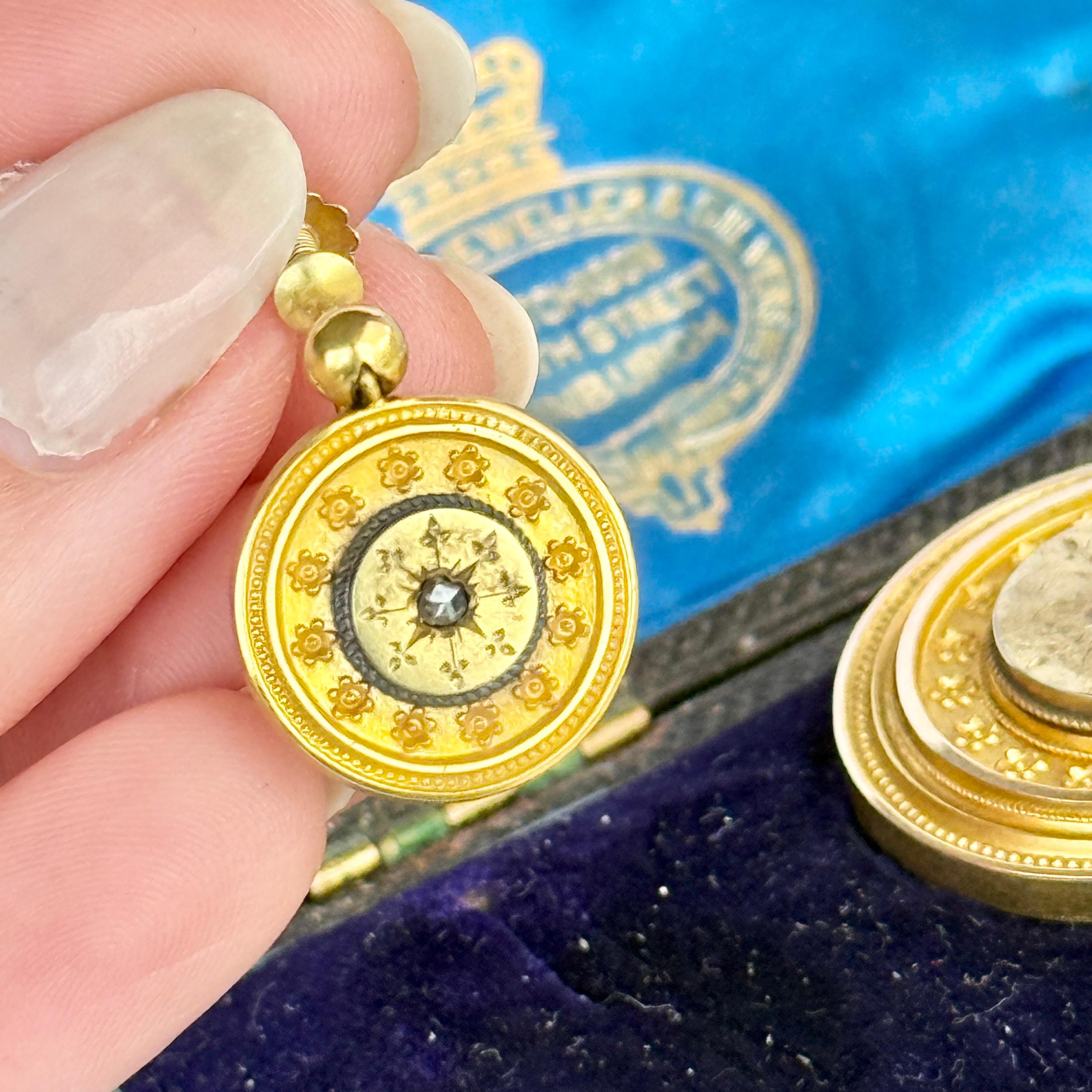 Boîte victorienne en or 9 carats pour boucles d'oreilles pendantes, broche et pendentif Unisexe en vente