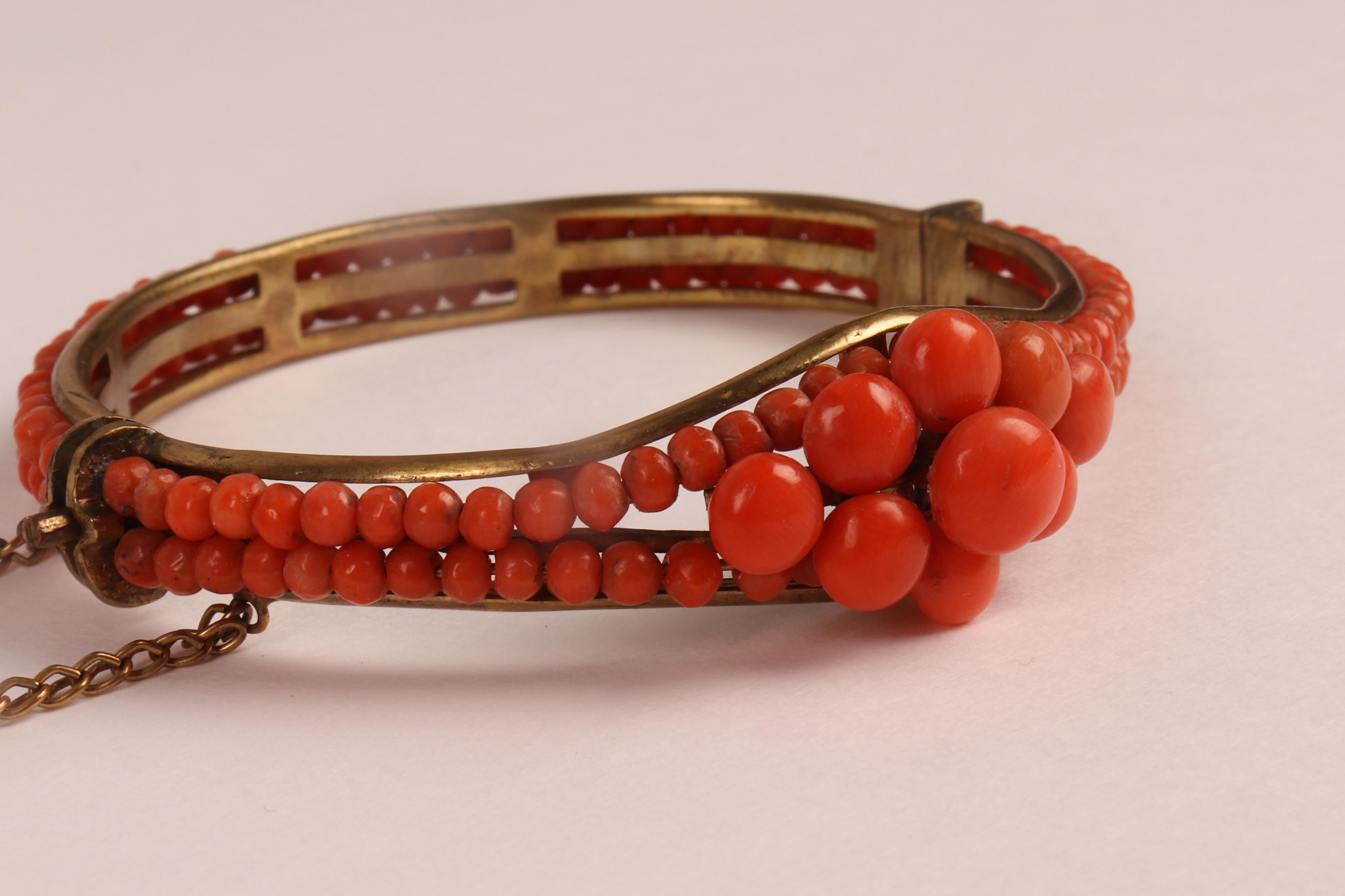 English Victorian bracelet in gold and Sciacca coral. England, 1870. For Sale