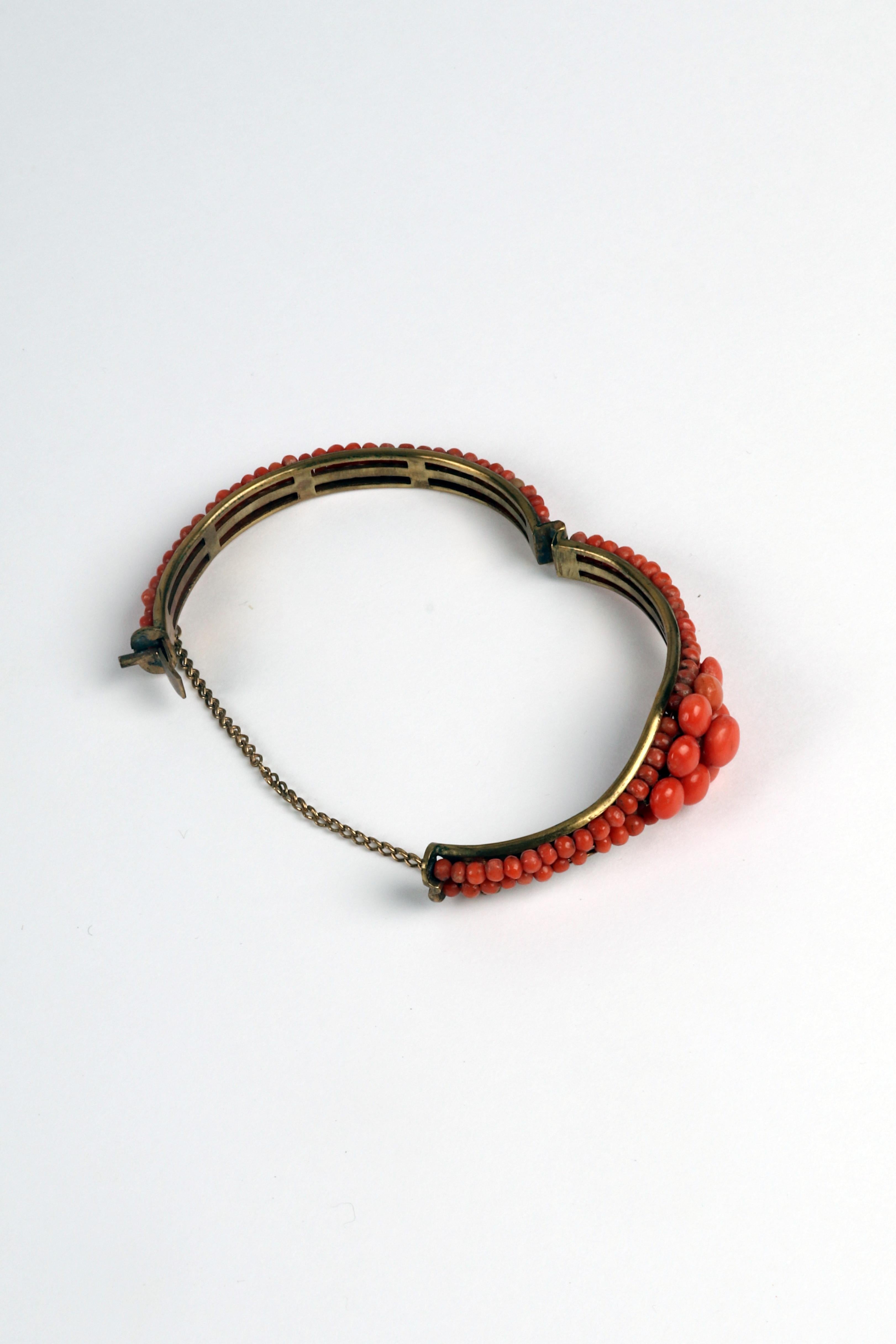 Victorian bracelet in gold and Sciacca coral. England, 1870. In Good Condition For Sale In Milan, IT