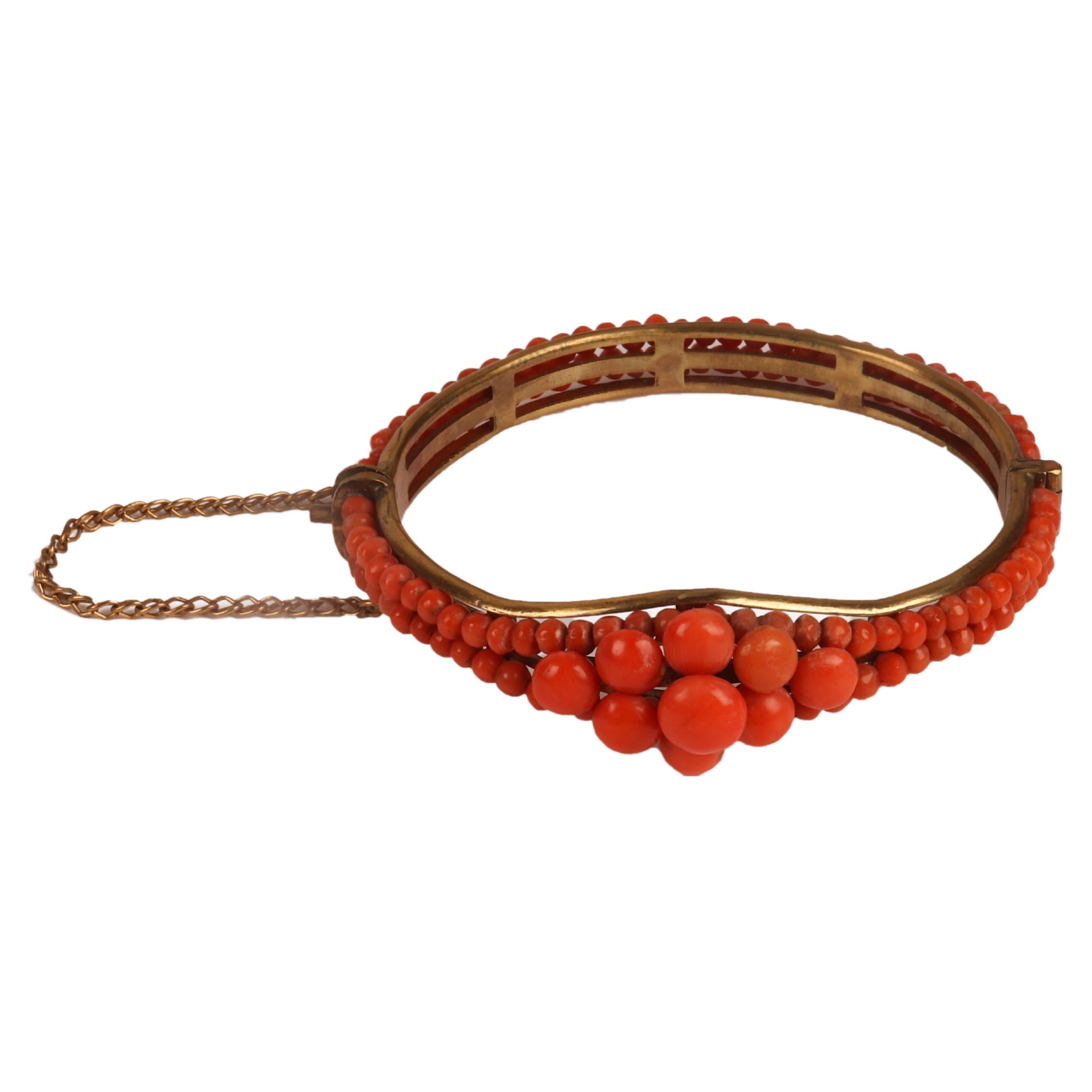 Victorian bracelet in gold and Sciacca coral. England, 1870. For Sale