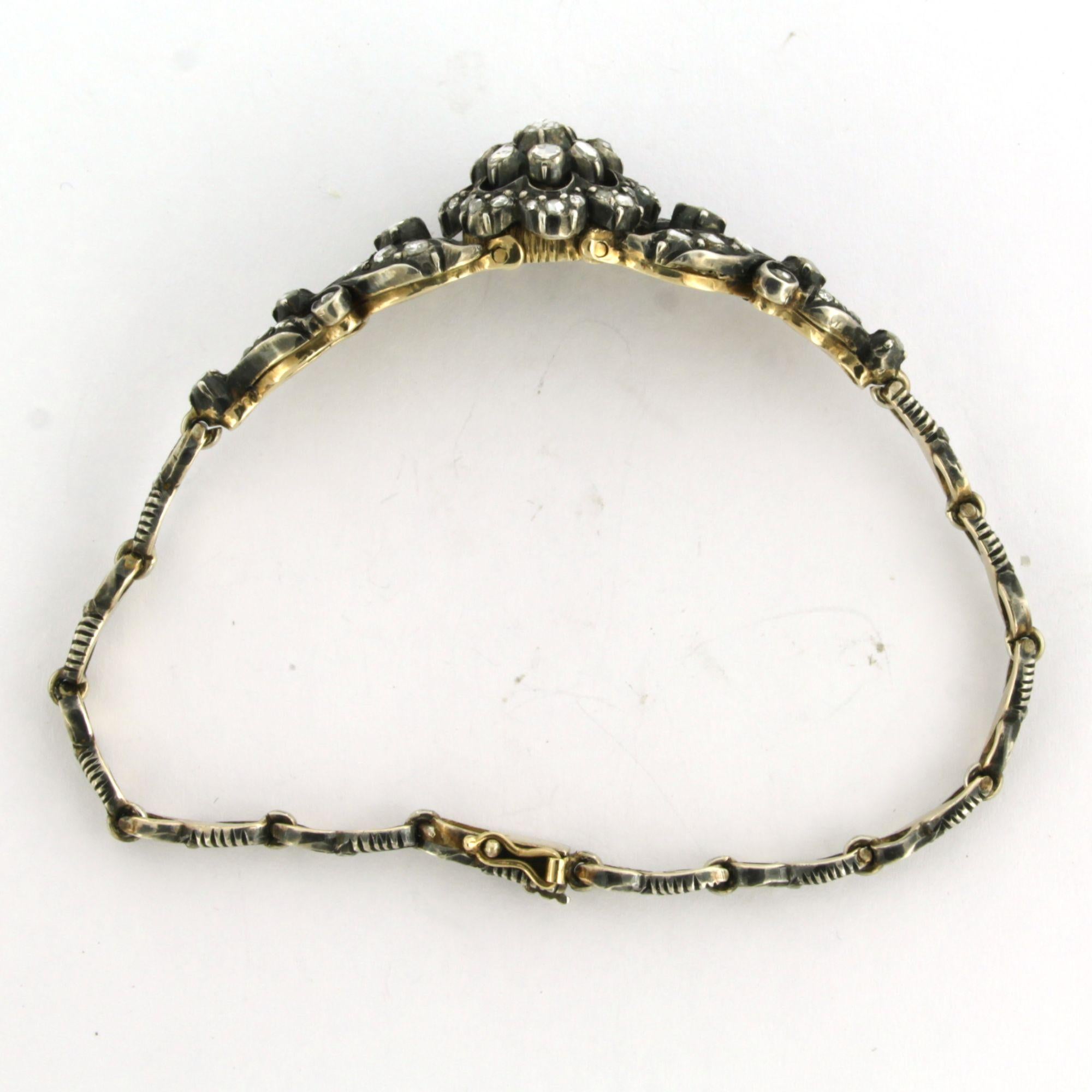 Bracelet en or jaune 14k et argent serti de diamants taille rose jusqu'à 1,00 ct - G/H - SI - 19 cm de long

Description détaillée

Le bracelet mesure 19 cm de long, 3,9 mm de large et 1,0 cm de haut.

La pièce centrale mesure 5,7 cm de large et 1,6