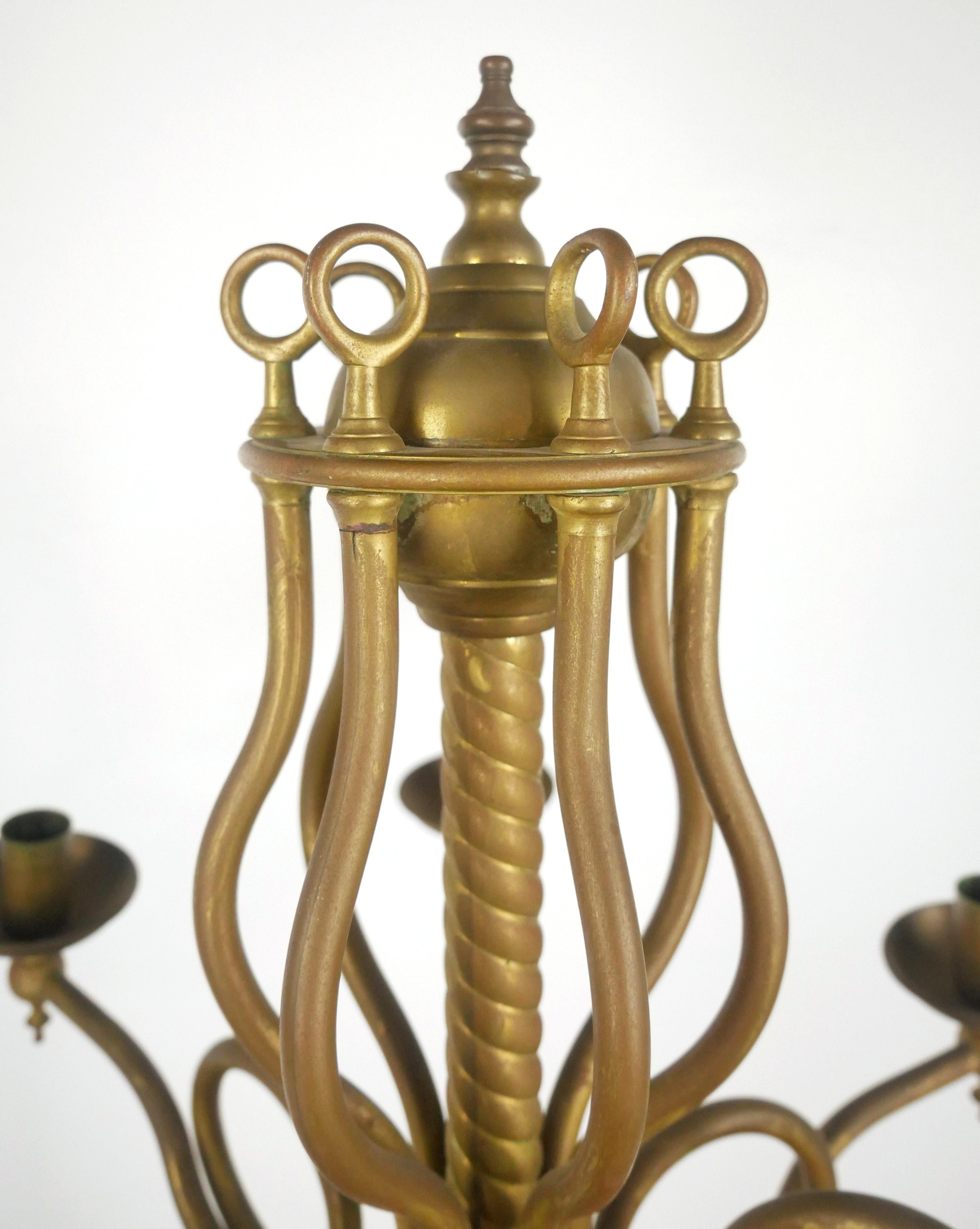 Candelabro da terra in stile vittoriano realizzato in ottone. L'altezza è regolabile. Questo pezzo non è elettrificato. Contiene sette candelabri. In buone condizioni, con alcuni graffi superficiali e una vite mancante. Uno disponibile. Si prega di