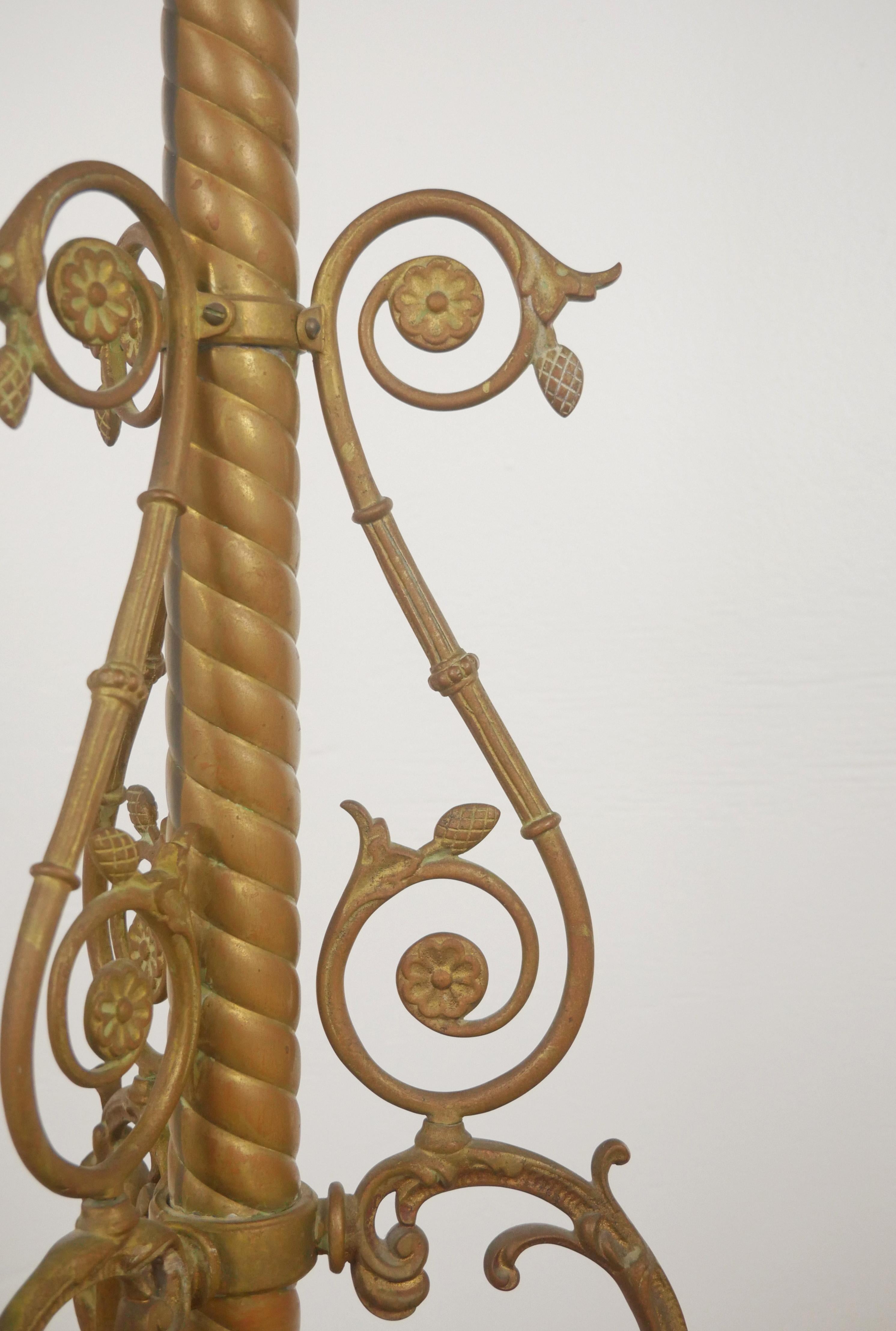 XIX secolo Candelabro da terra a 7 bracci in ottone vittoriano in vendita
