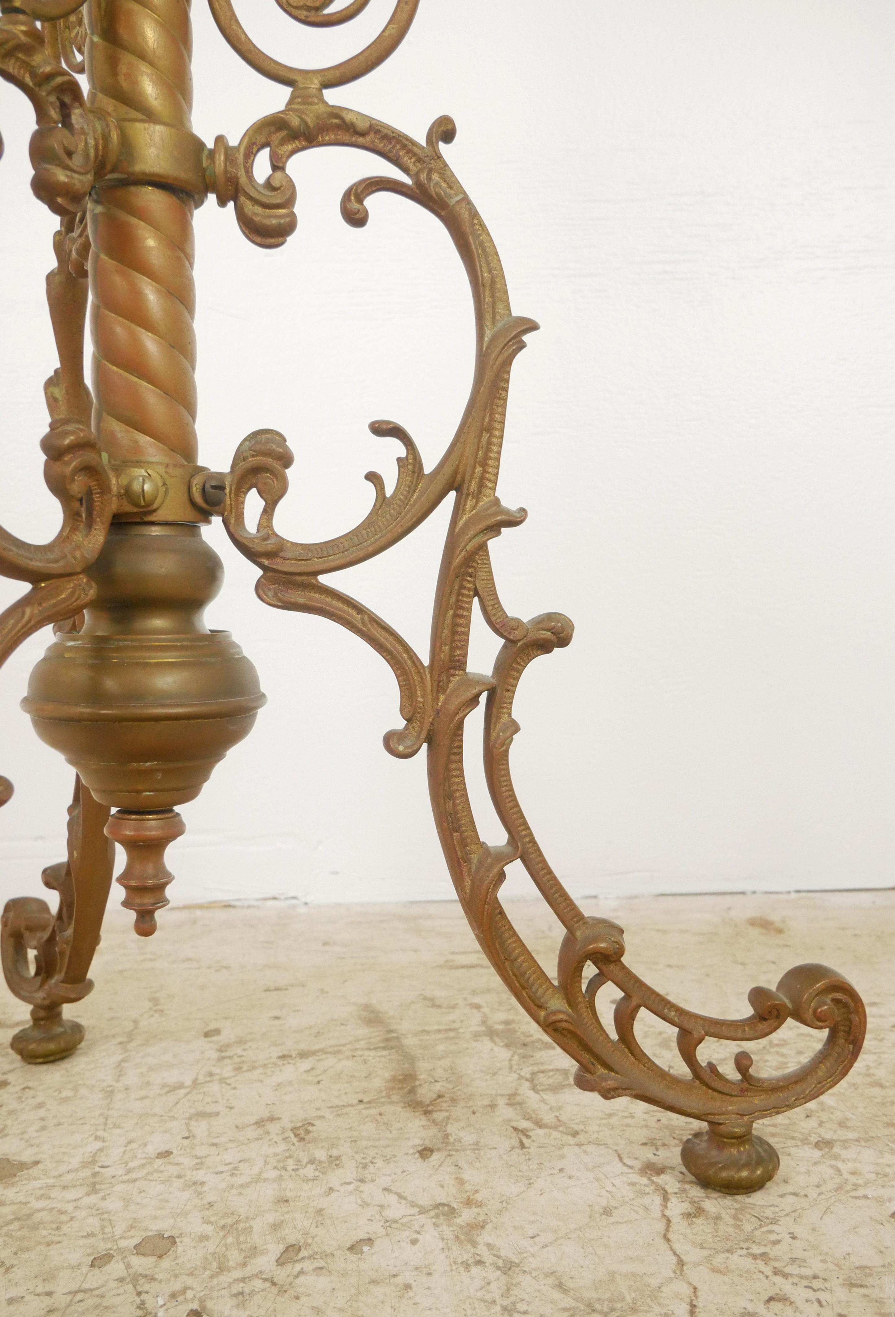 Candelabro da terra a 7 bracci in ottone vittoriano in vendita 1