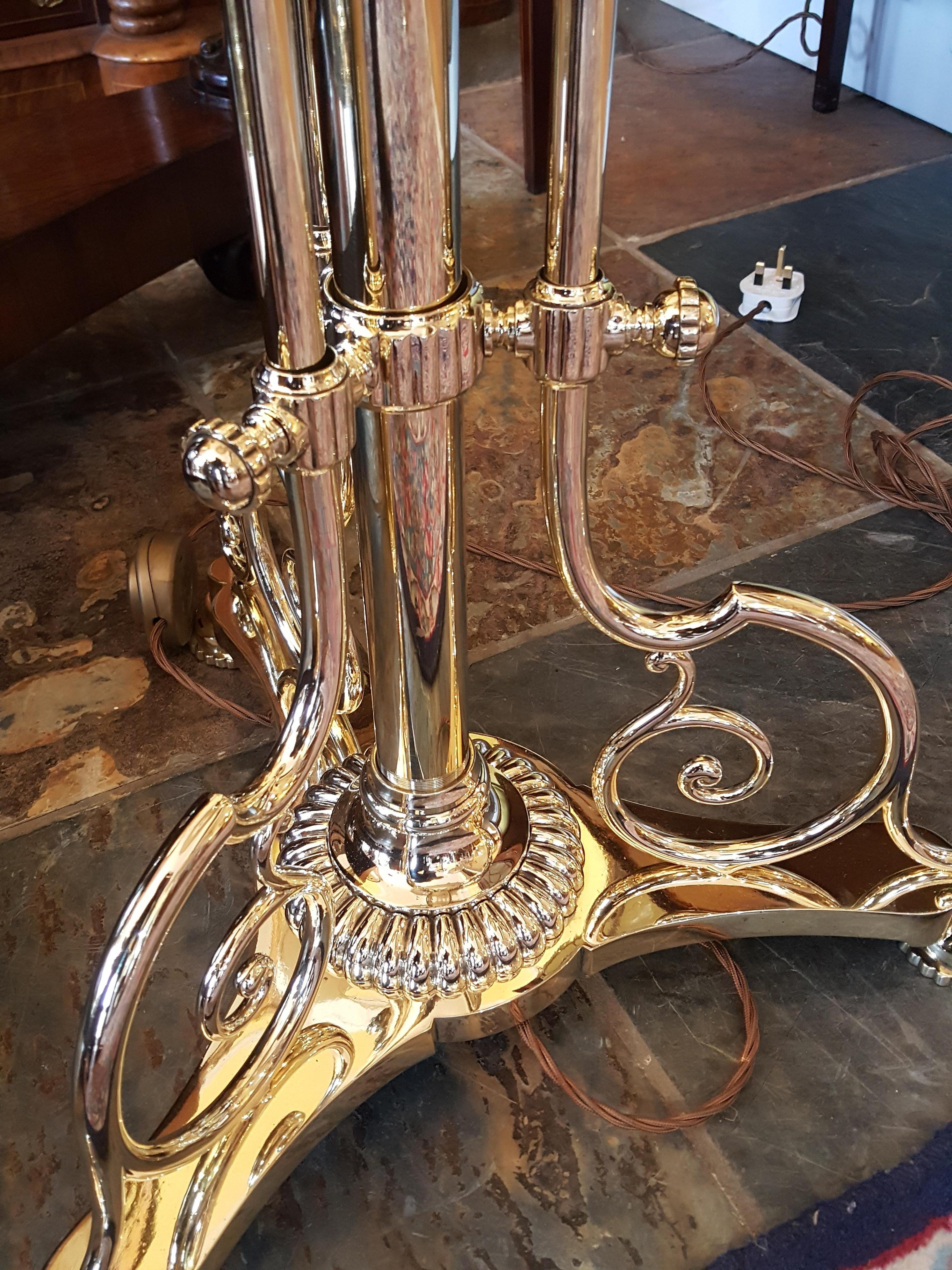 Pair of Victorian Brass Adjustable Standard Lamps In Good Condition For Sale In Altrincham, Cheshire