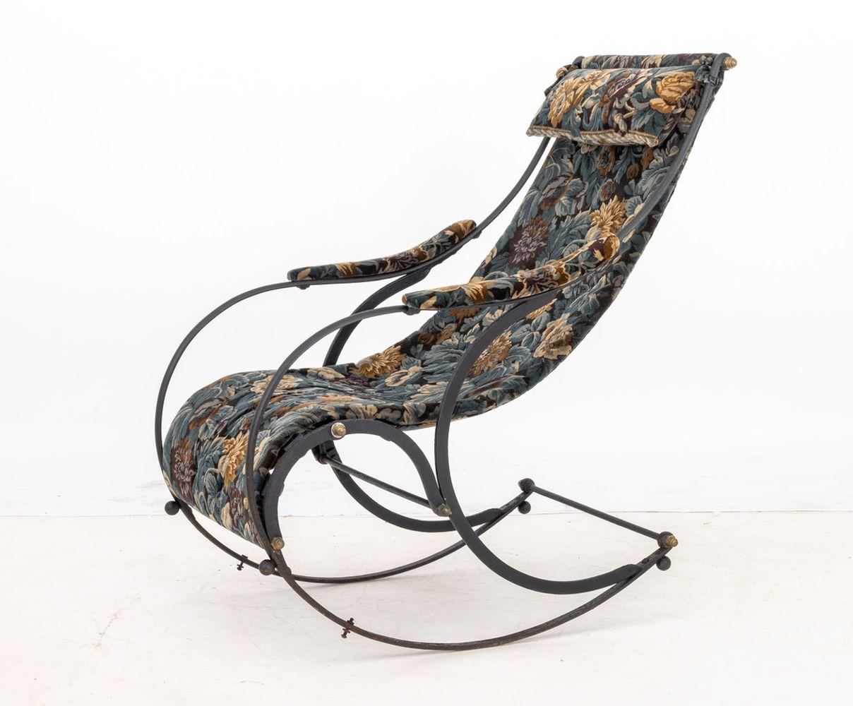 Chaise à bascule victorienne en fonte peinte en noir et en laiton, avec un revêtement en velours de style William Morris. 31