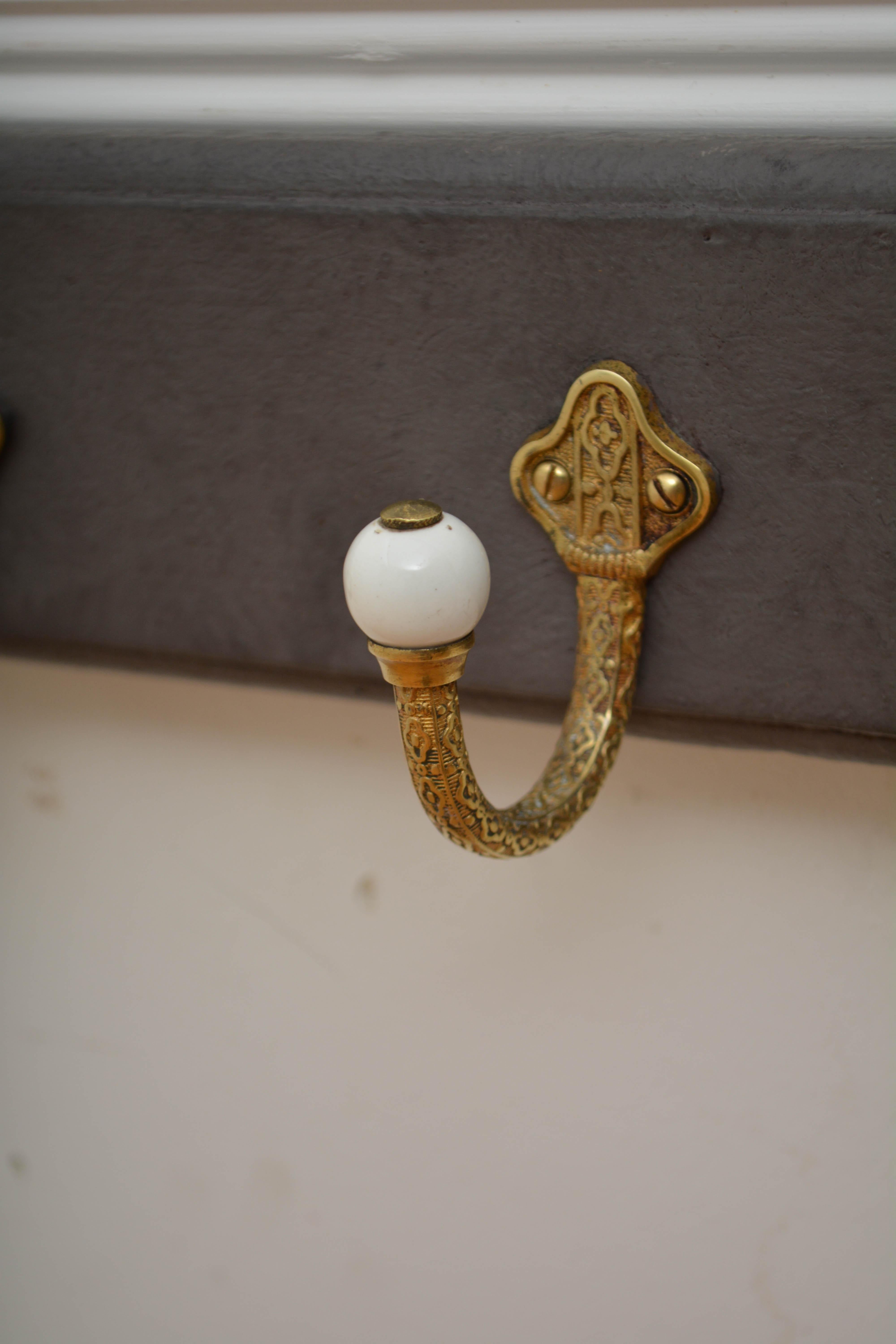 Porte-manteau victorien en laiton et céramique en vente 8