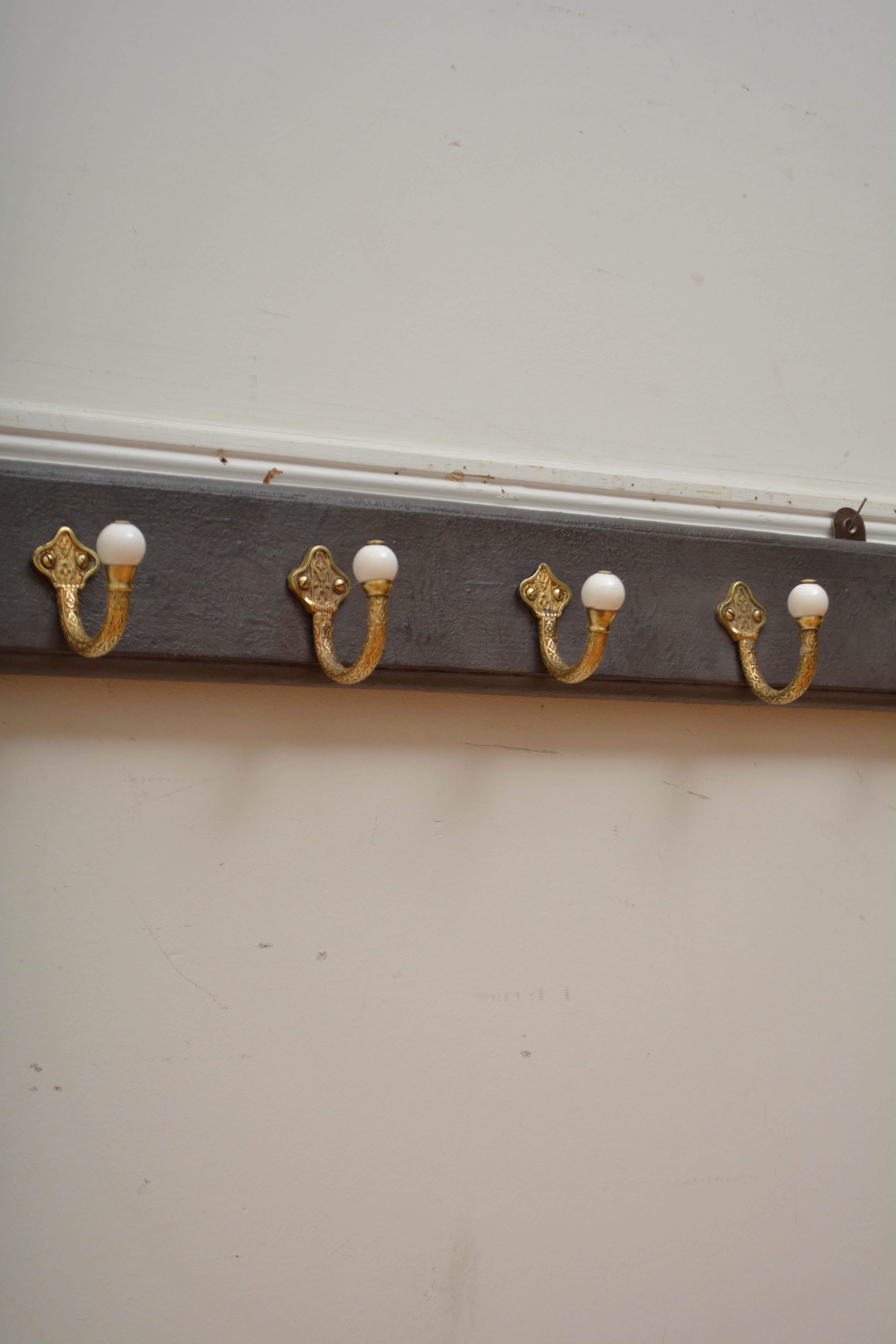 Porte-manteau victorien en laiton et céramique en vente 10