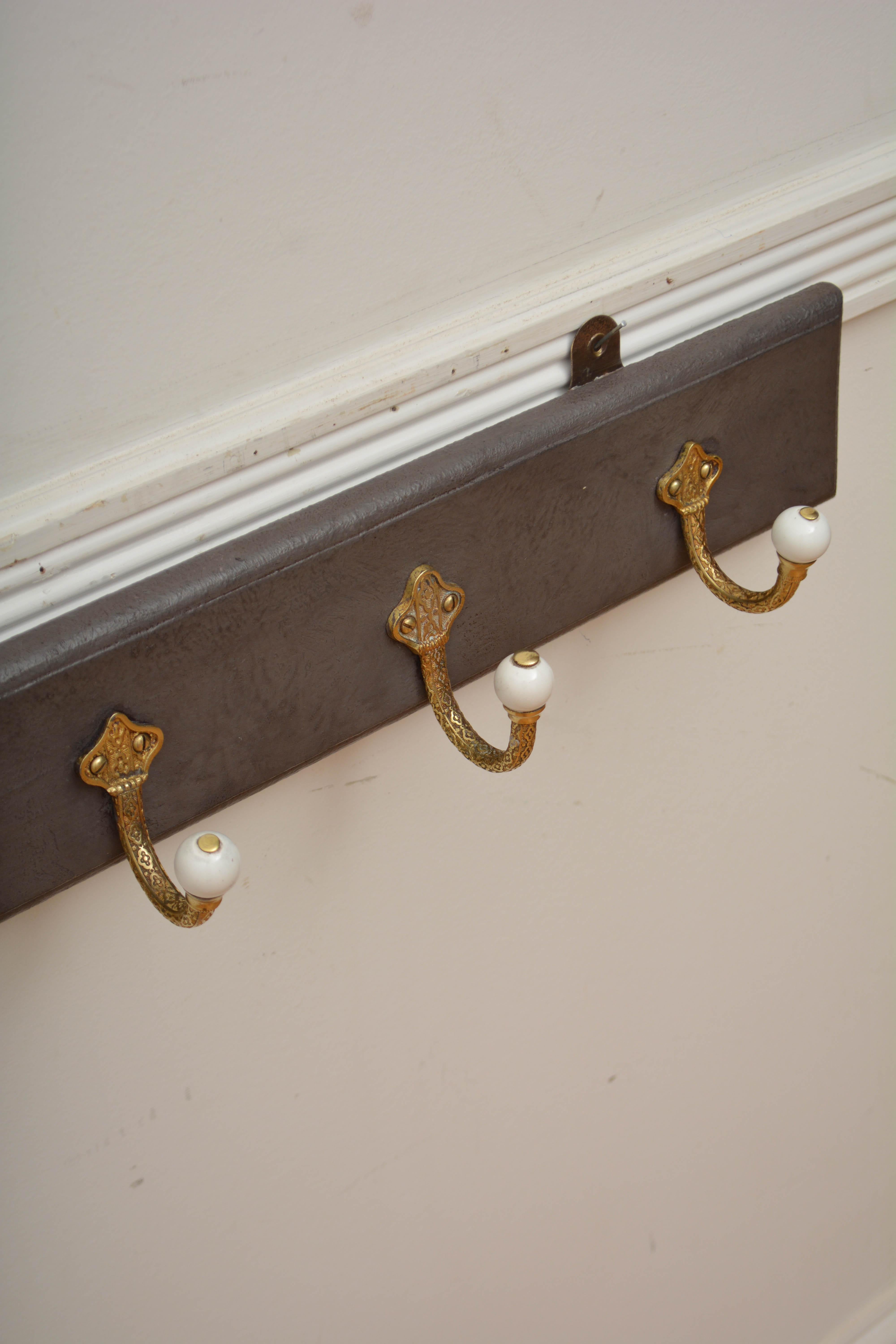 Porte-manteau victorien en laiton et céramique en vente 3