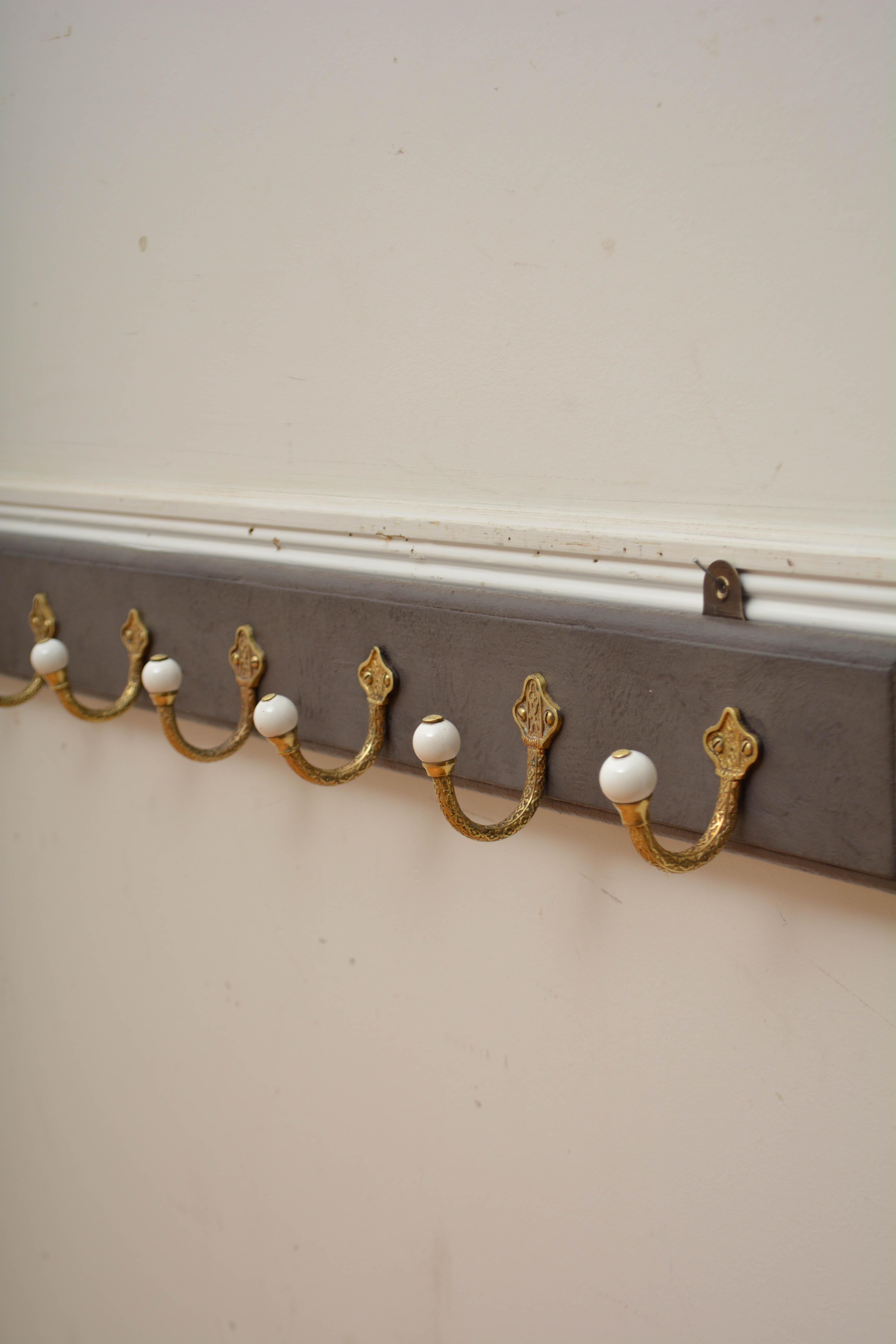 Porte-manteau victorien en laiton et céramique en vente 4