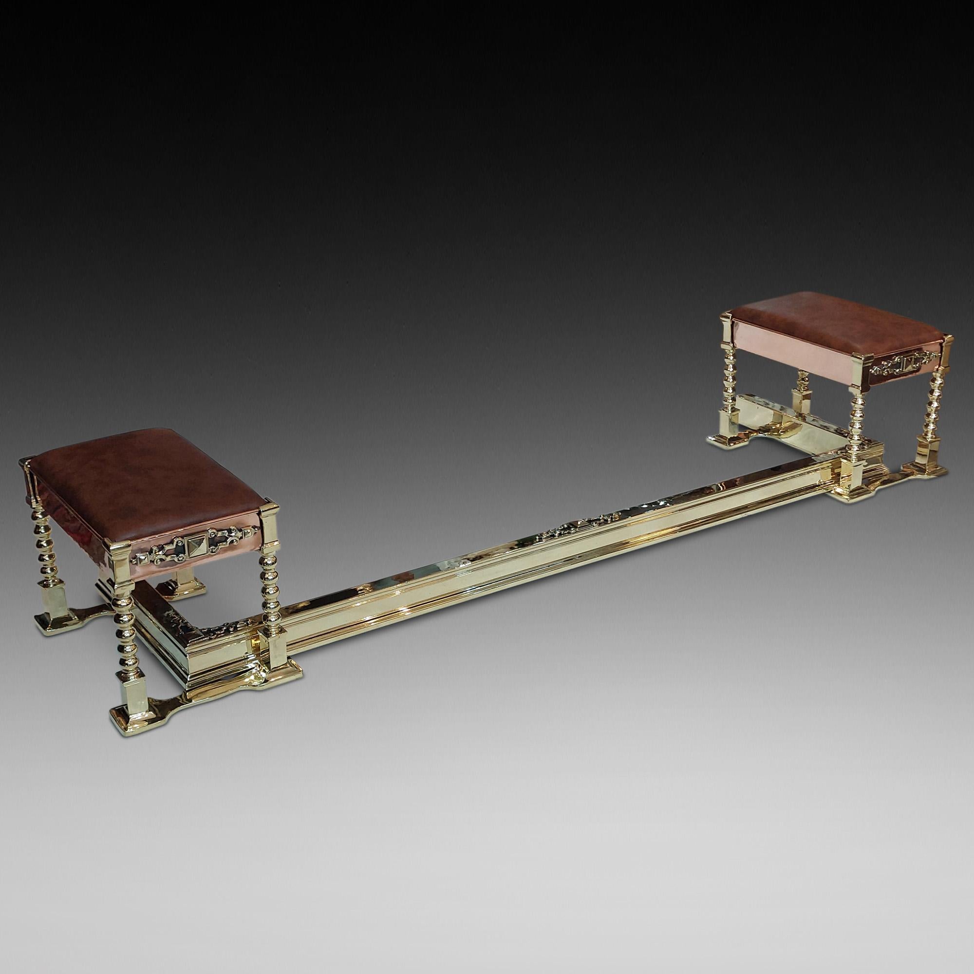 Fauteuil club victorien en laiton et cuivre avec supports en torsion d'orge et sièges en cuir fauve - 58 