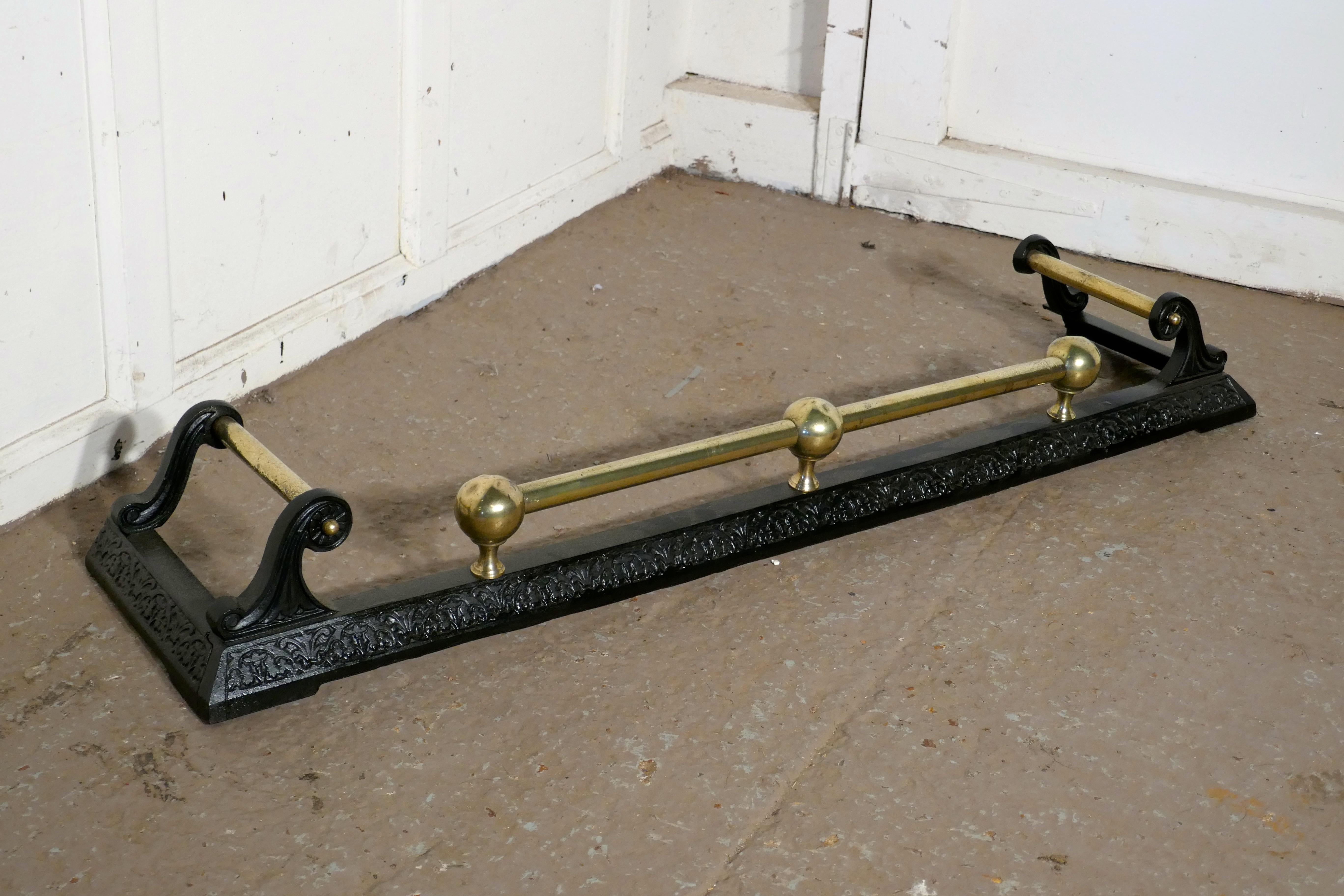 Victorian Brass and Iron Fender In Good Condition In Chillerton, Isle of Wight