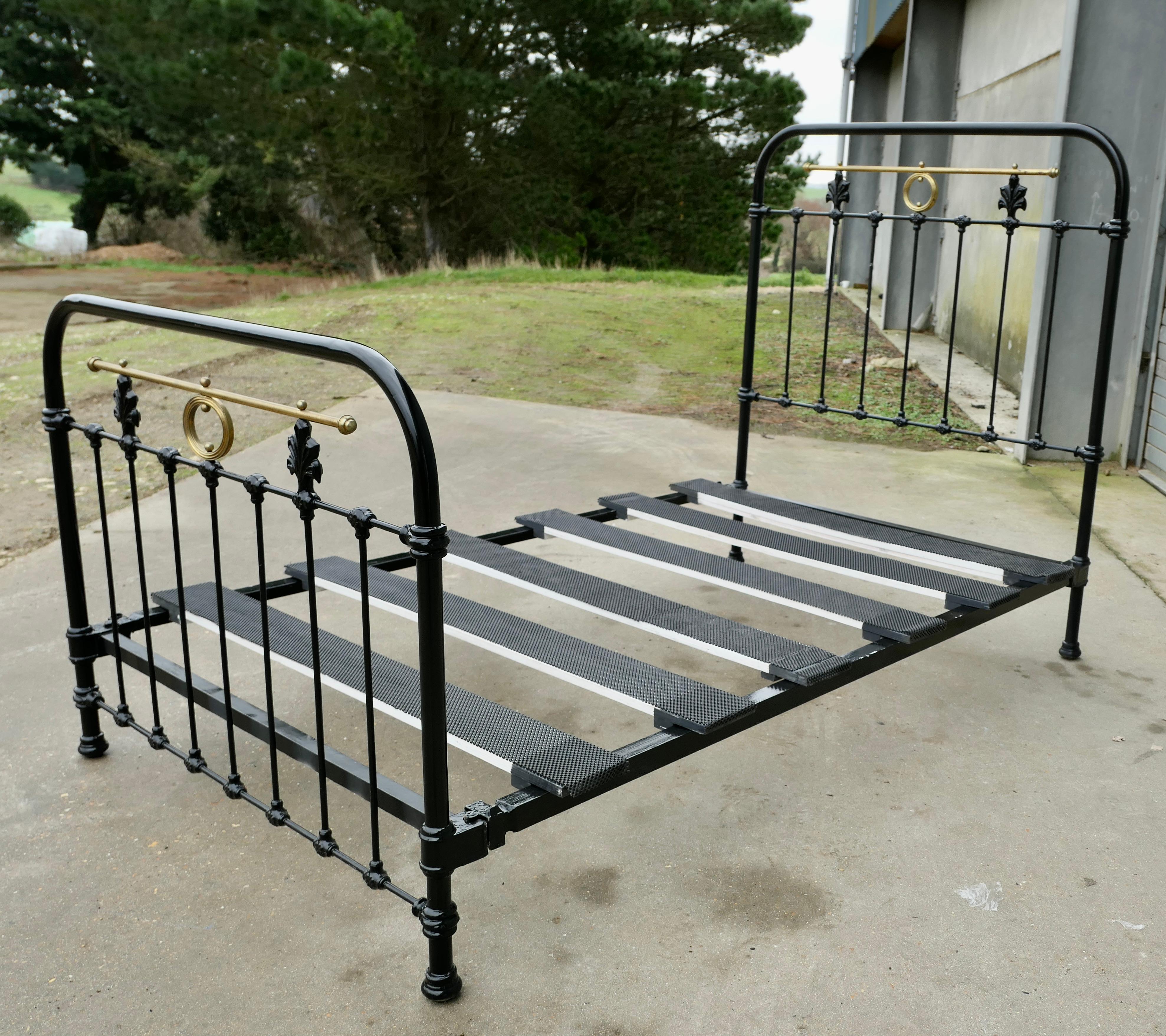 Victorian Brass and Iron Small Double Bed (4ft wide)  A Good Heavy Quality Bed In Good Condition In Godshill, Isle of Wight