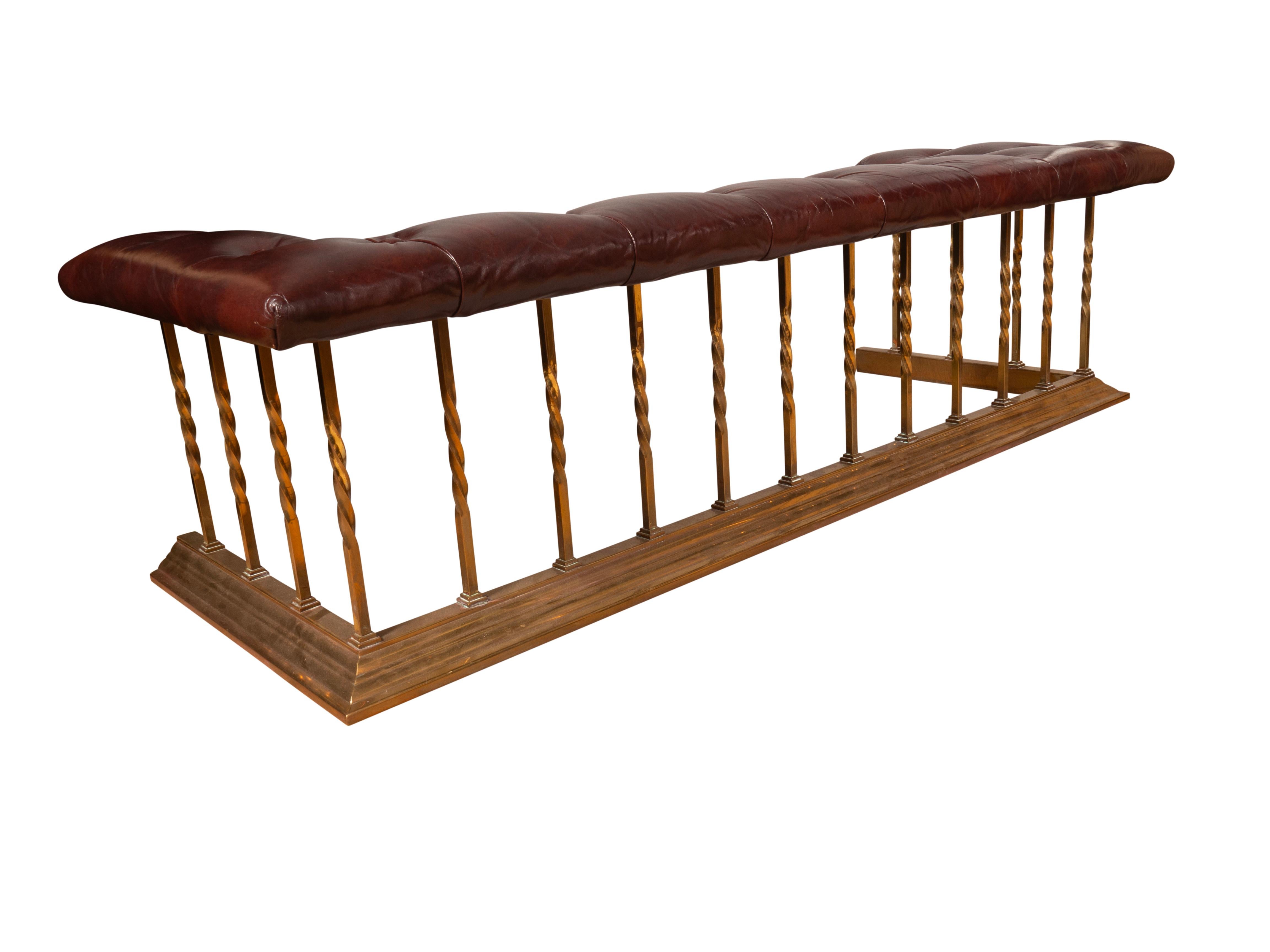 Assise en cuir marron tufté reposant sur une structure en laiton avec des tiges torsadées en laiton et une base lestée en laiton.