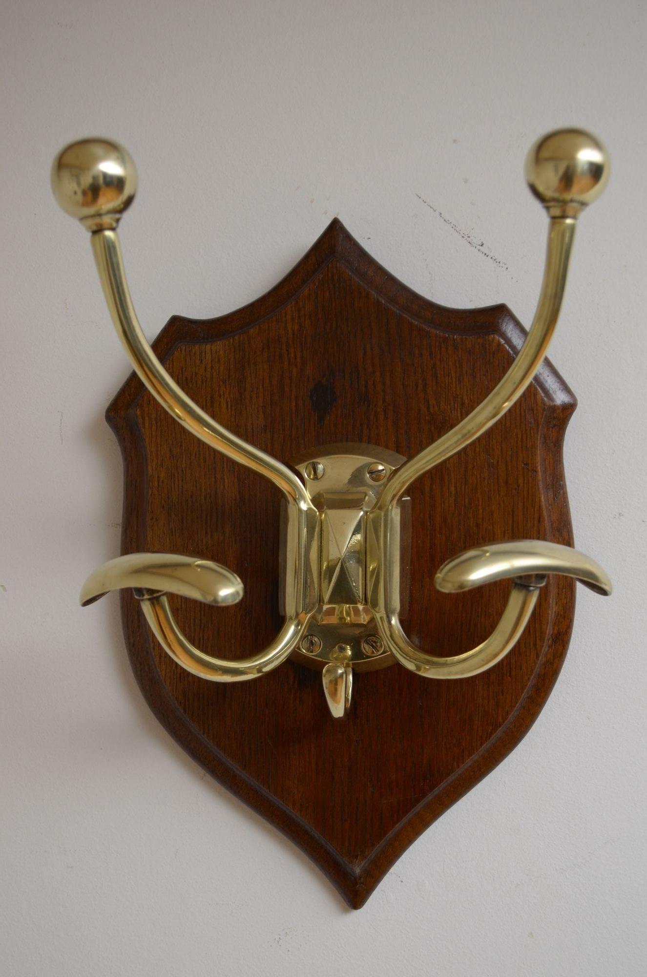 k0298 Stylish Victorian brass hooks with double coat and hat hooks now on Victorian solid oak shield shaped backing. The hooks have been cleaned and polished, all in home ready condition. c1880
H13.5