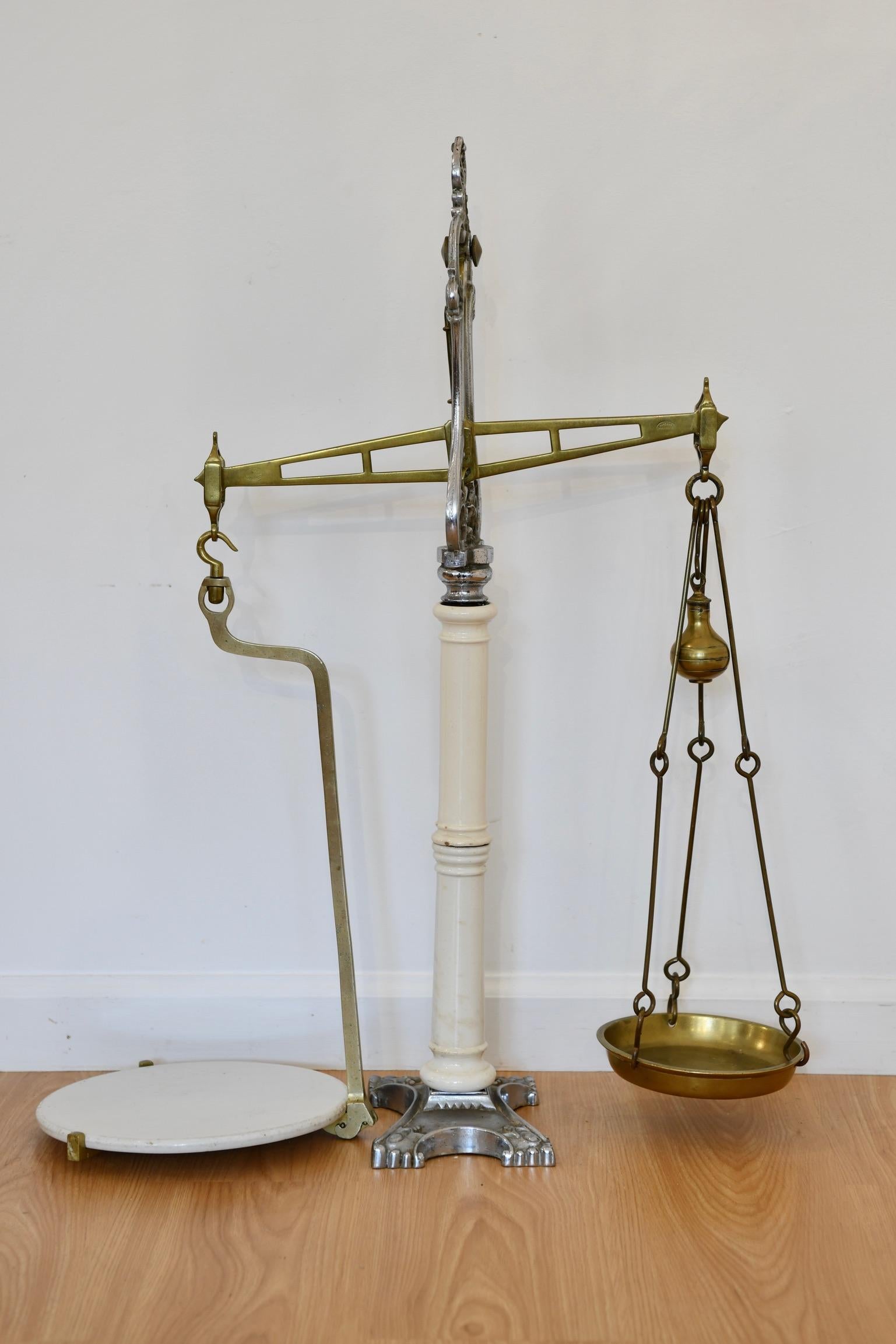 Victorian brass balance scale made by Hunt & Co, England. Dimensions: 32.5