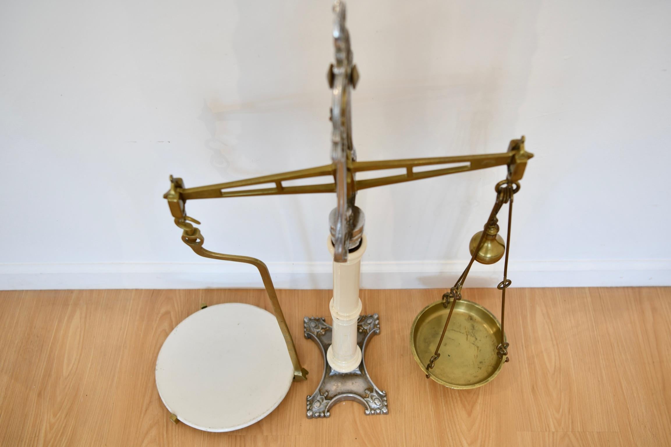 Brass Victorian brass balance scale made by Hunt & Co, England For Sale