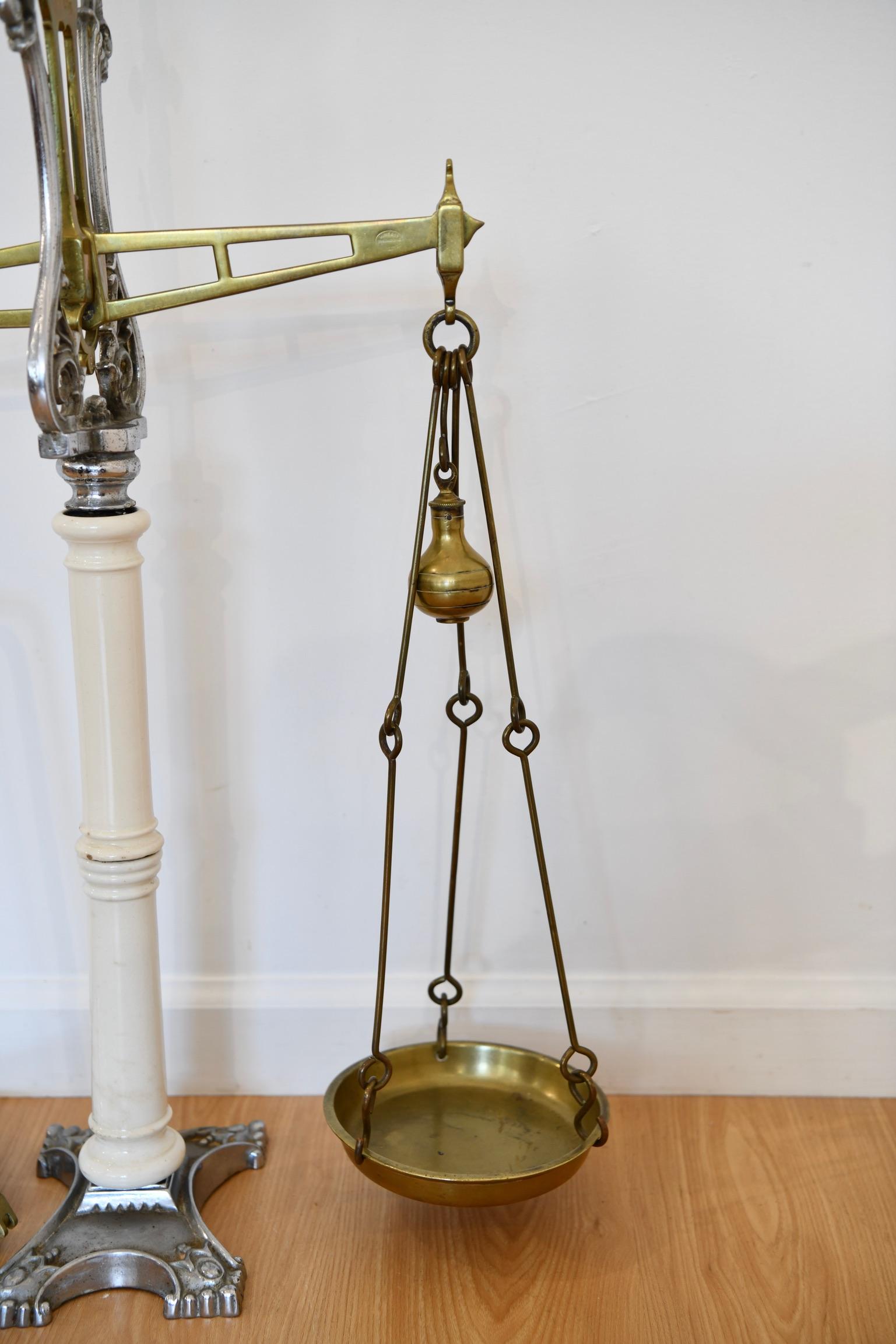 Victorian brass balance scale made by Hunt & Co, England For Sale 1